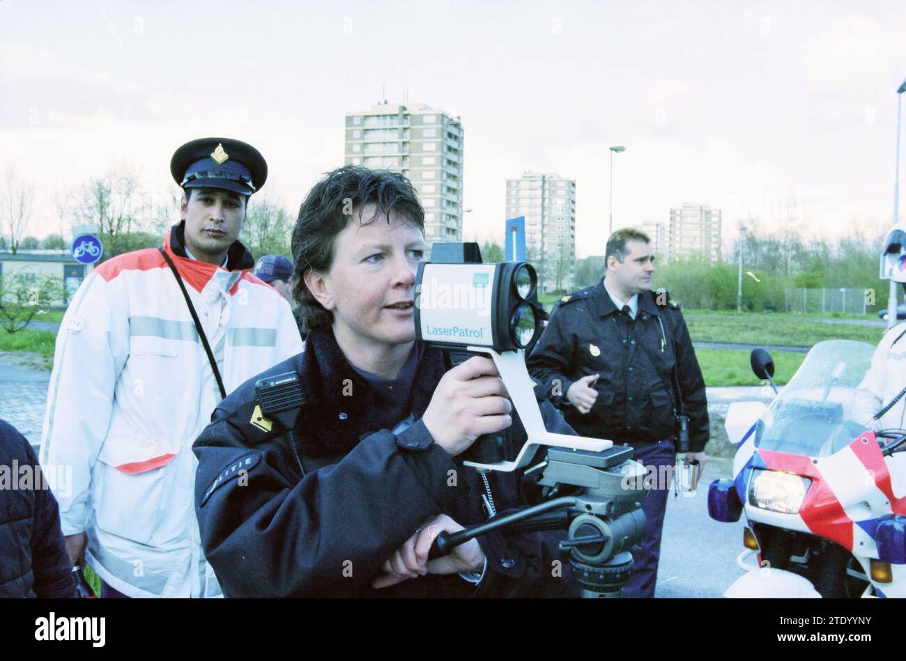 Compteur de vitesse laser, police de Haarlem, Haarlem, pays-Bas, 16-04-2000, Whizgle nouvelles du passé, adaptées à l'avenir. Explorez les récits historiques, l'image de l'agence néerlandaise avec une perspective moderne, comblant le fossé entre les événements d'hier et les perspectives de demain. Un voyage intemporel façonnant les histoires qui façonnent notre avenir. Banque D'Images