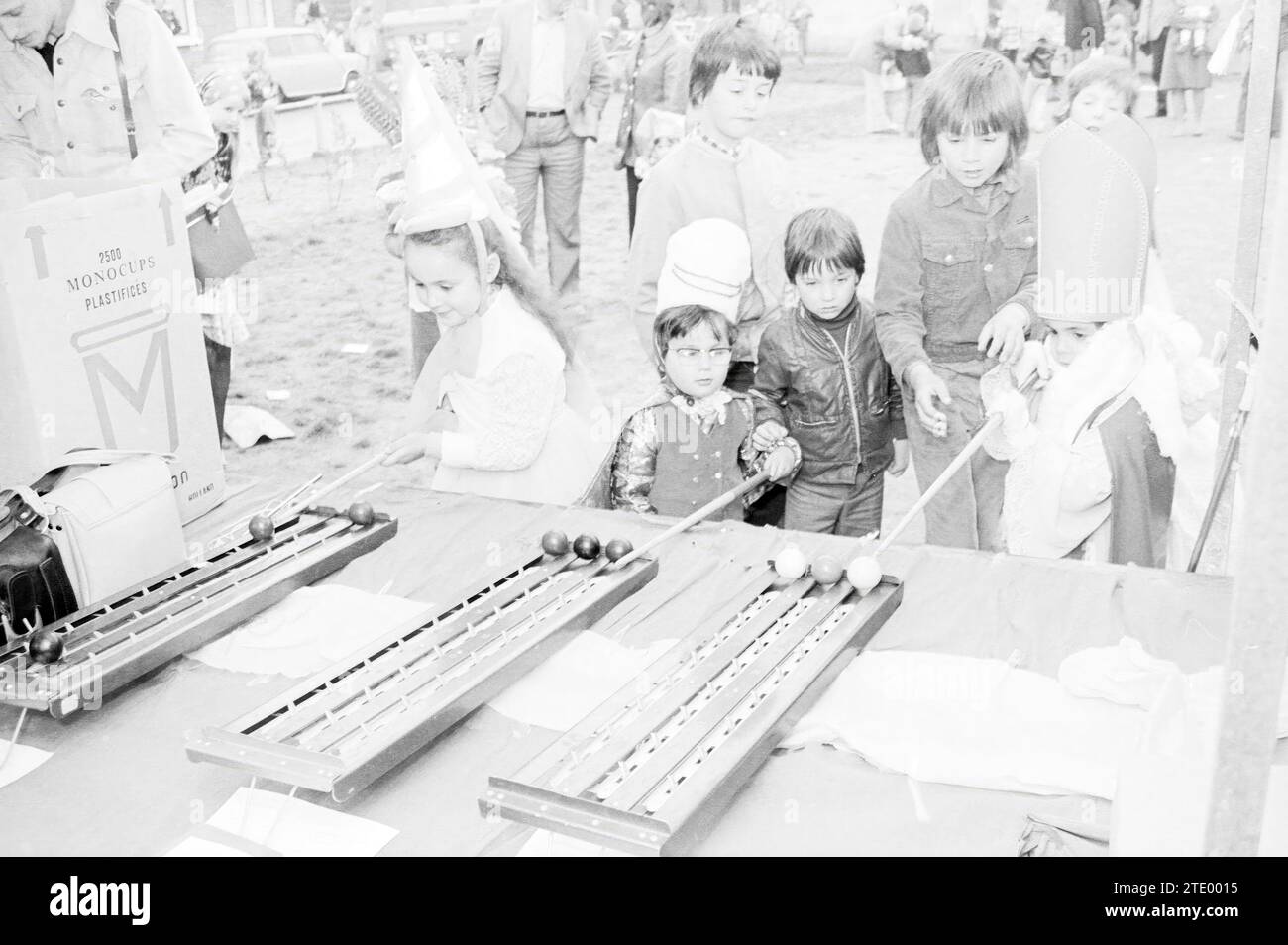 Festivités Spaarndam, Overveen, Rozenprieel, Asiaweg, jour de la Reine, Haarlem, Aziëweg, pays-Bas, 30-04-1974, Whizgle nouvelles du passé, adaptées à l'avenir. Explorez les récits historiques, l'image de l'agence néerlandaise avec une perspective moderne, comblant le fossé entre les événements d'hier et les perspectives de demain. Un voyage intemporel façonnant les histoires qui façonnent notre avenir. Banque D'Images