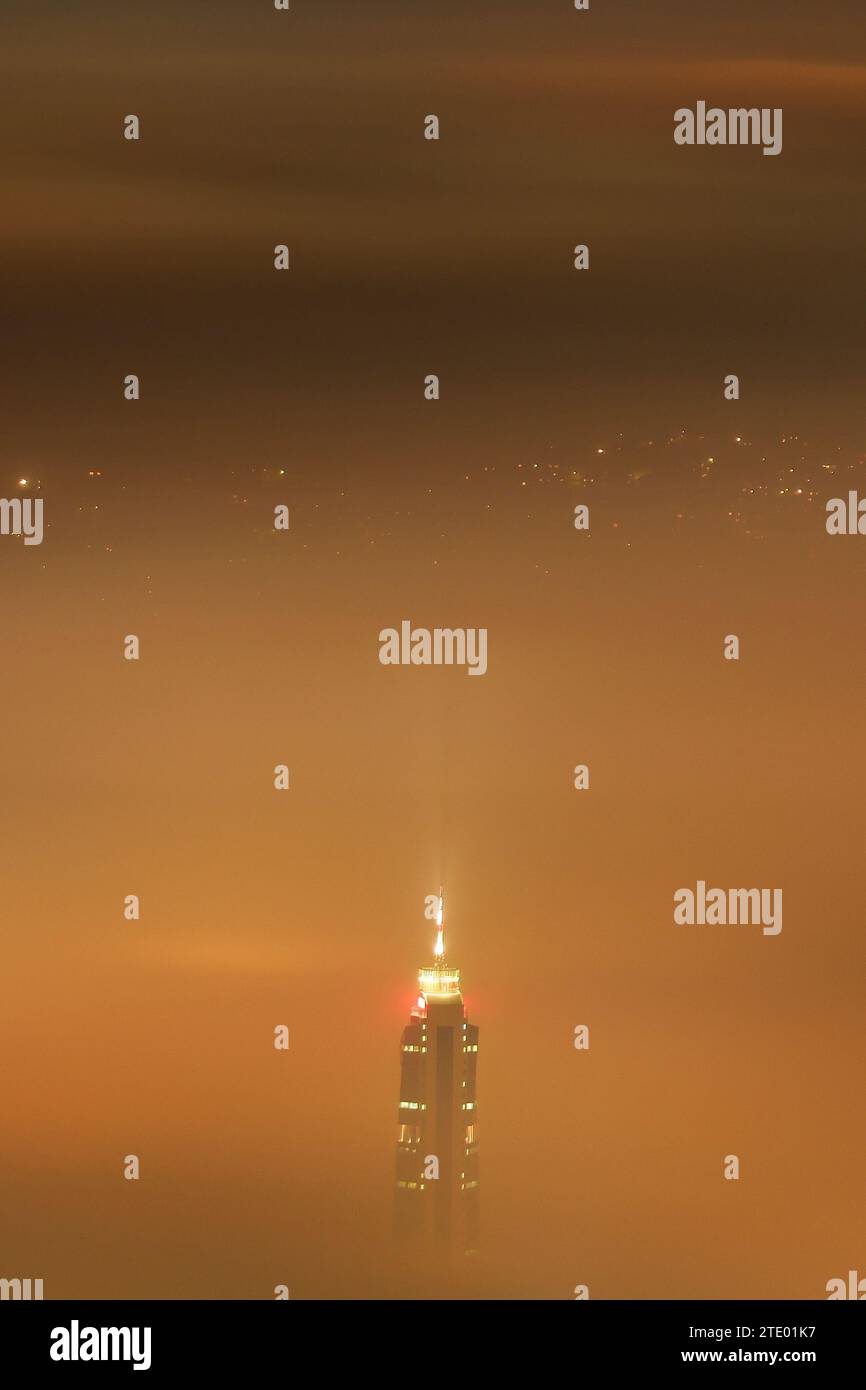 Sarajevo, Bosnie-Herzégovine. 19 décembre 2023. Le brouillard dense et le smog ont envahi Sarajevo, Bosna et Herzégovine le 19 décembre 2023. La qualité de l'air à Sarajevo est très malsaine pour la population, et l'indice de qualité de l'air en soirée était de 416. Photo : Armin Durgut/PIXSELL crédit : Pixsell/Alamy Live News Banque D'Images