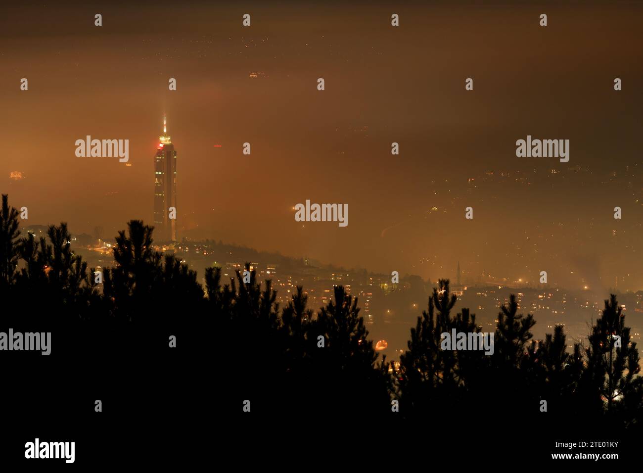 Sarajevo, Bosnie-Herzégovine. 19 décembre 2023. Le brouillard dense et le smog ont envahi Sarajevo, Bosna et Herzégovine le 19 décembre 2023. La qualité de l'air à Sarajevo est très malsaine pour la population, et l'indice de qualité de l'air en soirée était de 416. Photo : Armin Durgut/PIXSELL crédit : Pixsell/Alamy Live News Banque D'Images