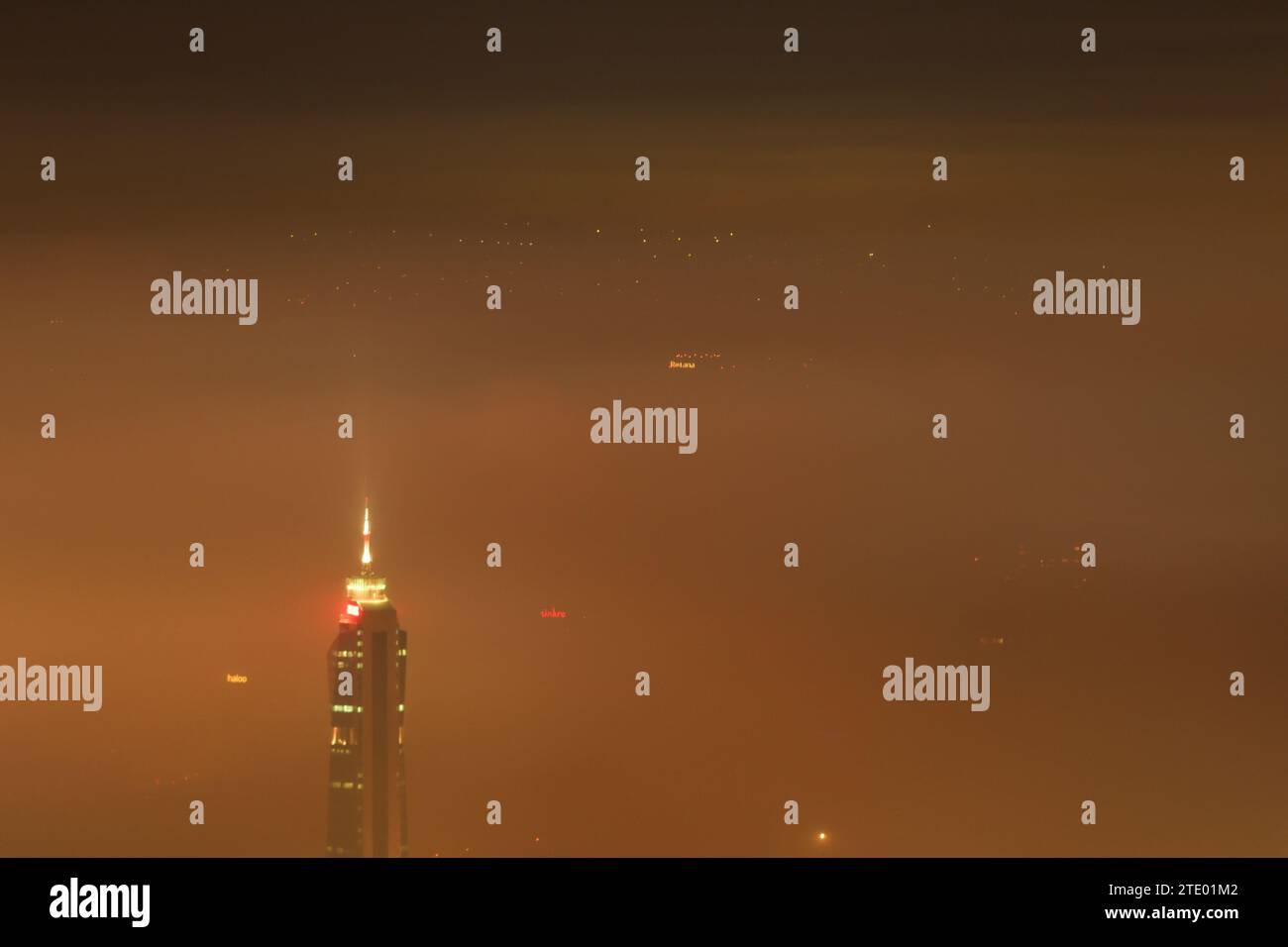 Sarajevo, Bosnie-Herzégovine. 19 décembre 2023. Le brouillard dense et le smog ont envahi Sarajevo, Bosna et Herzégovine le 19 décembre 2023. La qualité de l'air à Sarajevo est très malsaine pour la population, et l'indice de qualité de l'air en soirée était de 416. Photo : Armin Durgut/PIXSELL crédit : Pixsell/Alamy Live News Banque D'Images