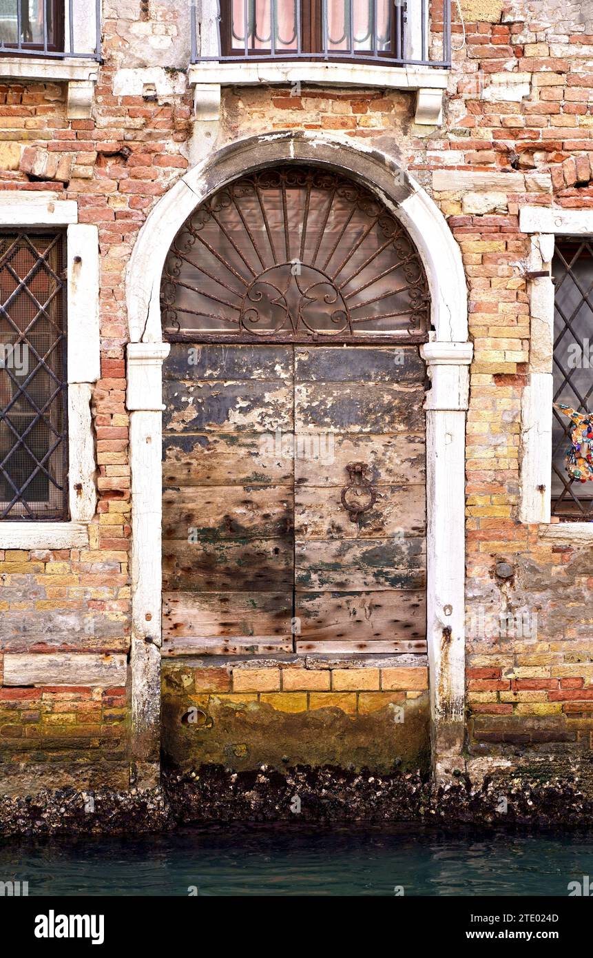 Portes à Venise. Architecture. Porte et fenêtre en bois, extérieur du bâtiment à Venise, design extérieur Banque D'Images