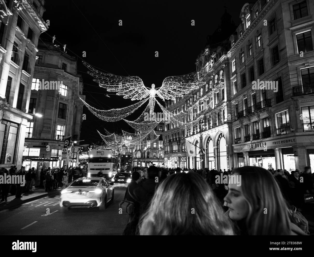 B&W, The Spirit of Christmas, Regent Street, Christmas Lights, Londres, Angleterre, ROYAUME-UNI, GB. Banque D'Images