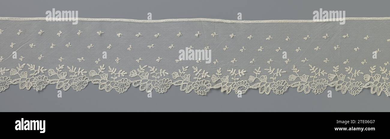 Bande côté application avec branche de fleur et de feuille de à-jour, anonyme, c. 1840 - c. 1850 bande de couleur naturelle côté application : côté aiguille appliqué sur tulle mécanique. Ce type de dentelle est également connu sous le nom de point d'Angleterre. Une petite feuille à trois rangées parsemée dans la section intérieure est fermée par des écumes inégales, qui sont formées par des branches minces reliées avec des fleurs travaillées à jour (ouvertes) et trois feuilles. Bruxelles (éventuellement) lin (matière) bande de couleur naturelle côté application : côté aiguille appliqué sur tulle mécanique. Ce type de dentelle est également connu sous le nom : poin Banque D'Images