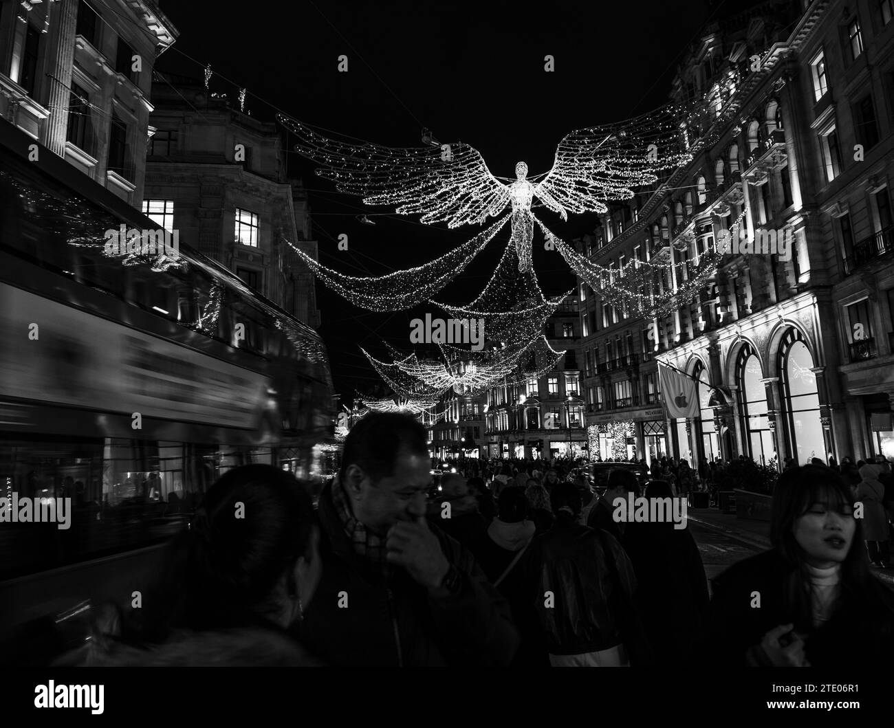 B&W, The Spirit of Christmas, Regent Street, Christmas Lights, Londres, Angleterre, ROYAUME-UNI, GB. Banque D'Images