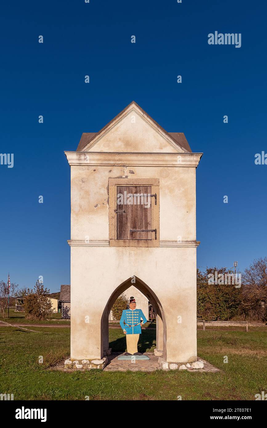 Tour de poudre à canon à la frontière de la ville de Csakvar, Hongrie. Construit au début du 19e siècle. Il y a sur un espace public, visible gratuitement. Banque D'Images