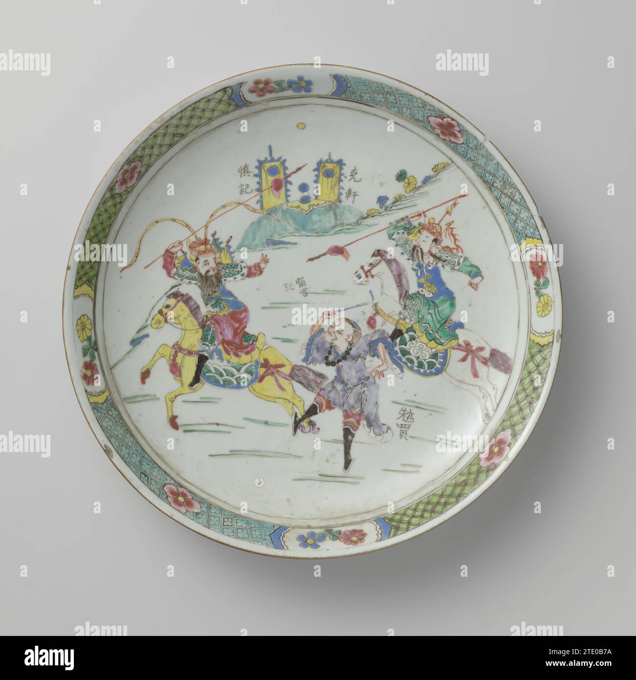 Plat soucoupe avec deux guerriers à cheval et un homme à pied, anonyme, c. 1720 - c. 1730 plat en porcelaine avec mur rond, peint sur la glaçure en bleu, rouge, rose, vert, jaune et noir. Sur le plat une scène de bataille avec deux guerriers à cheval, en plus d'un homme plus âgé à pied ; en arrière-plan une tente avec des bannières ; quelques personnages chinois non identifiés ; le bord avec servetwork avec de la farine entrecoupé d'une branche de fleur dans un cartouche. Quelques éclats et deux fissures dans le bord. Famle Rose. Porcelaine de Chine. glaçage. Peinture / vitrification plat en porcelaine avec paroi ronde, peinture Banque D'Images