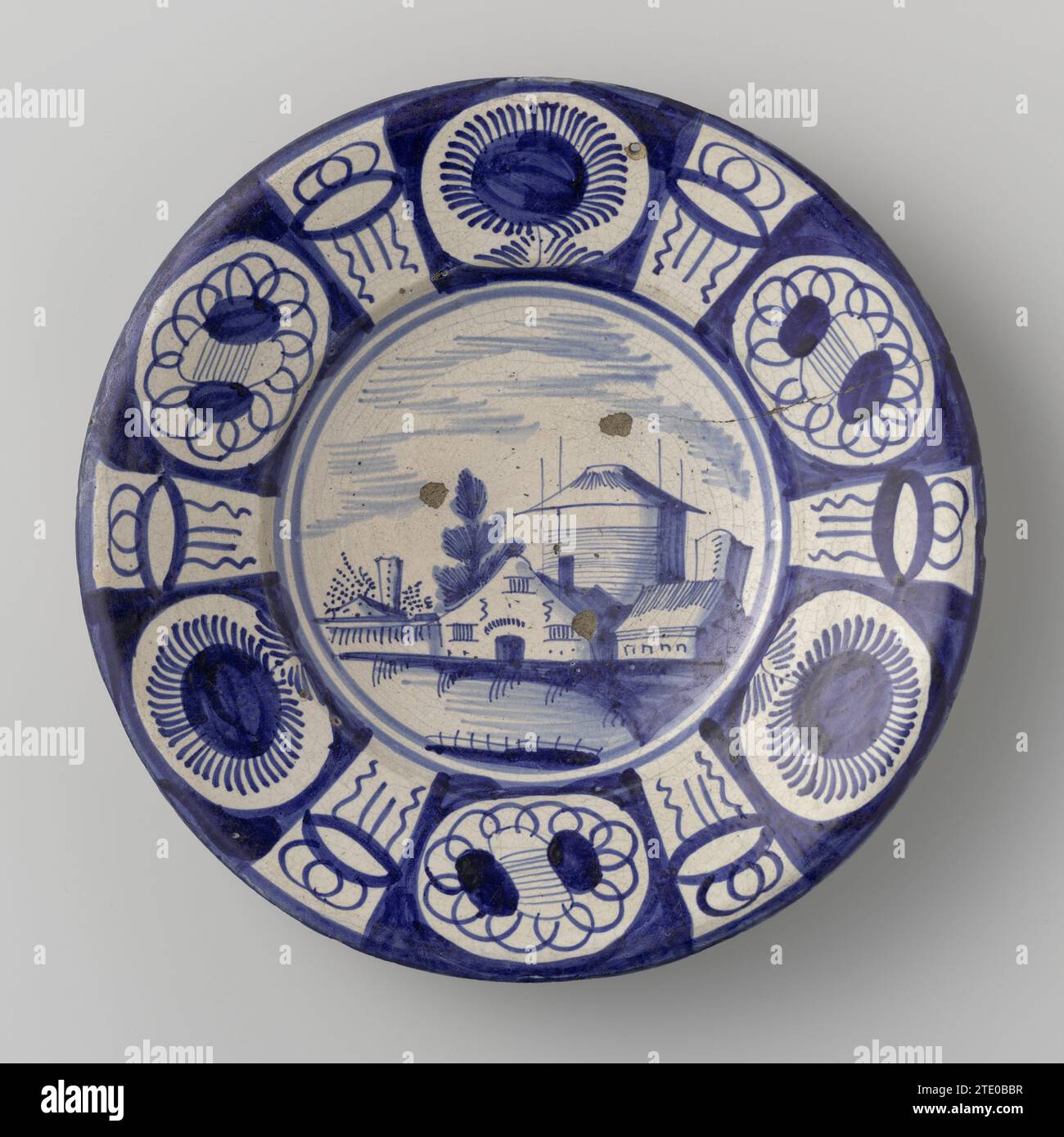 Plat rond de majolique peinte en bleu, anonyme, c. 1630 - c. 1650 plat rond de majolique peinte en bleu. Un paysage est peint sur l'appartement avec une ferme et une botte de foin. Le bord est divisé en cours dans lesquels les fleurs stylisées (WAN-Li). Hollande (peut-être)Frise (peut-être) faïence. glaçure d'étain. Majolica glacé au plomb plat rond de majolica peint en bleu. Un paysage est peint sur l'appartement avec une ferme et une botte de foin. Le bord est divisé en cours dans lesquels les fleurs stylisées (WAN-Li). Hollande (peut-être)Frise (peut-être) faïence. glaçure d'étain. majolique de glaçage au plomb Banque D'Images