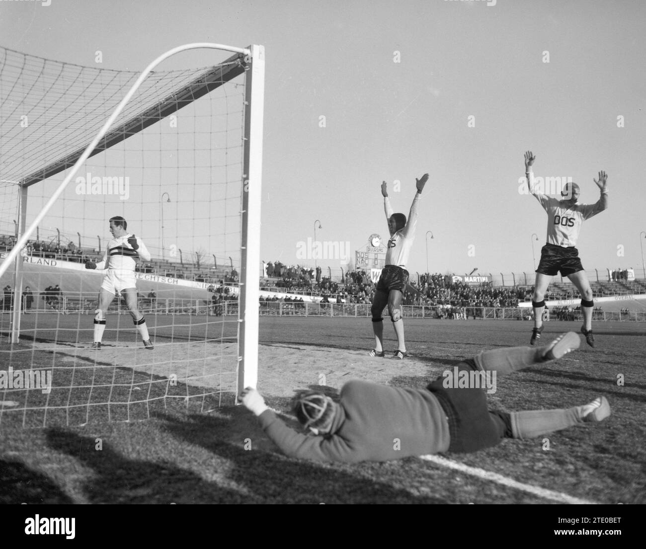 Dos contre NAC 1-3, Van der Linden marque le but, le gardien Van der Merwe, gauche Kruin, droite Weber ca. 23 décembre 1962 Banque D'Images