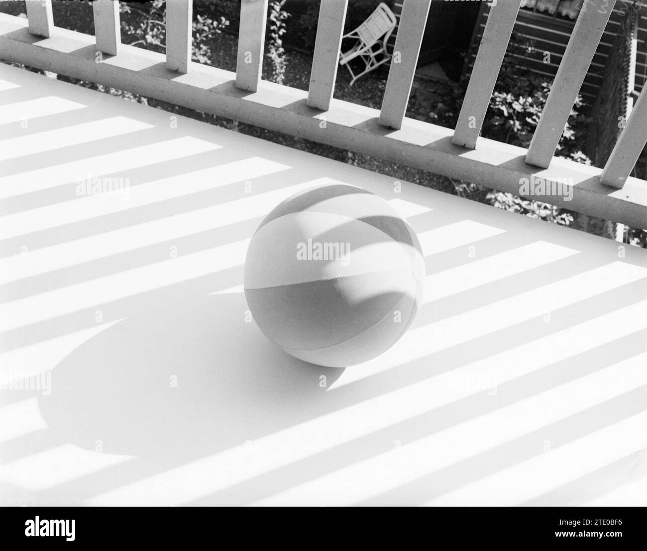 Gros plan d'un ballon de plage sur le balcon ca. 1935 Banque D'Images