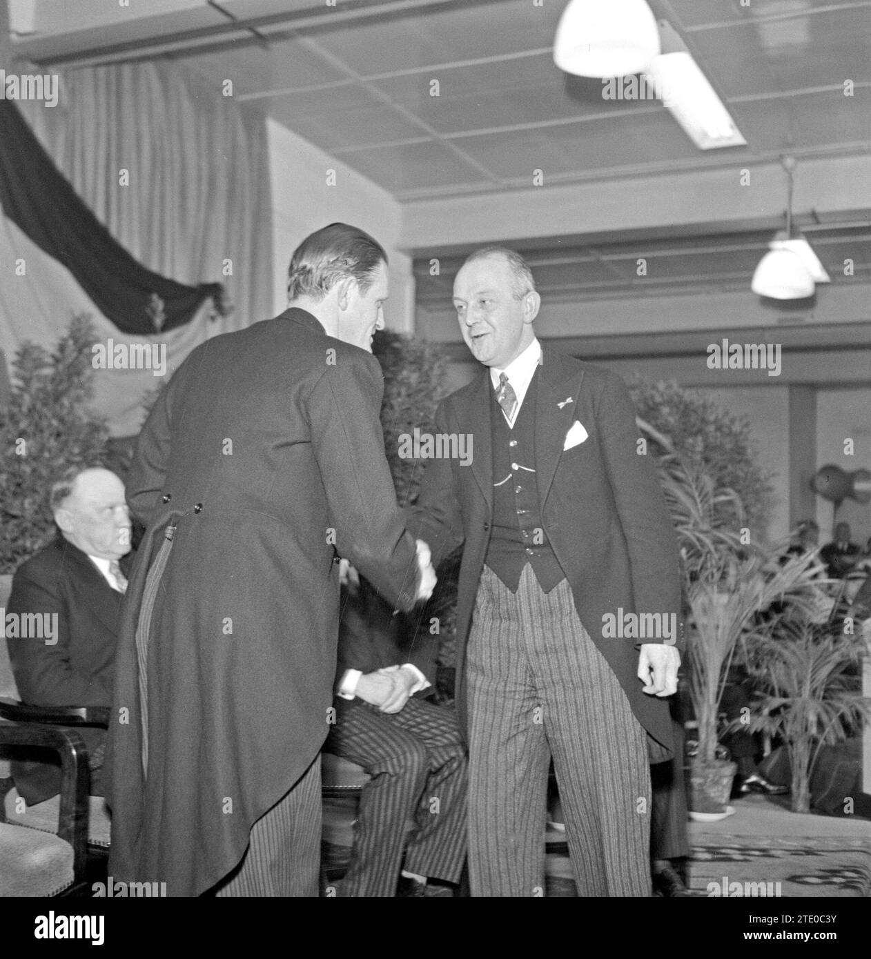 Le directeur de l'usine Albert van Abbe (à gauche) serre la main du maire Kolfschoten ca. 1950 Banque D'Images