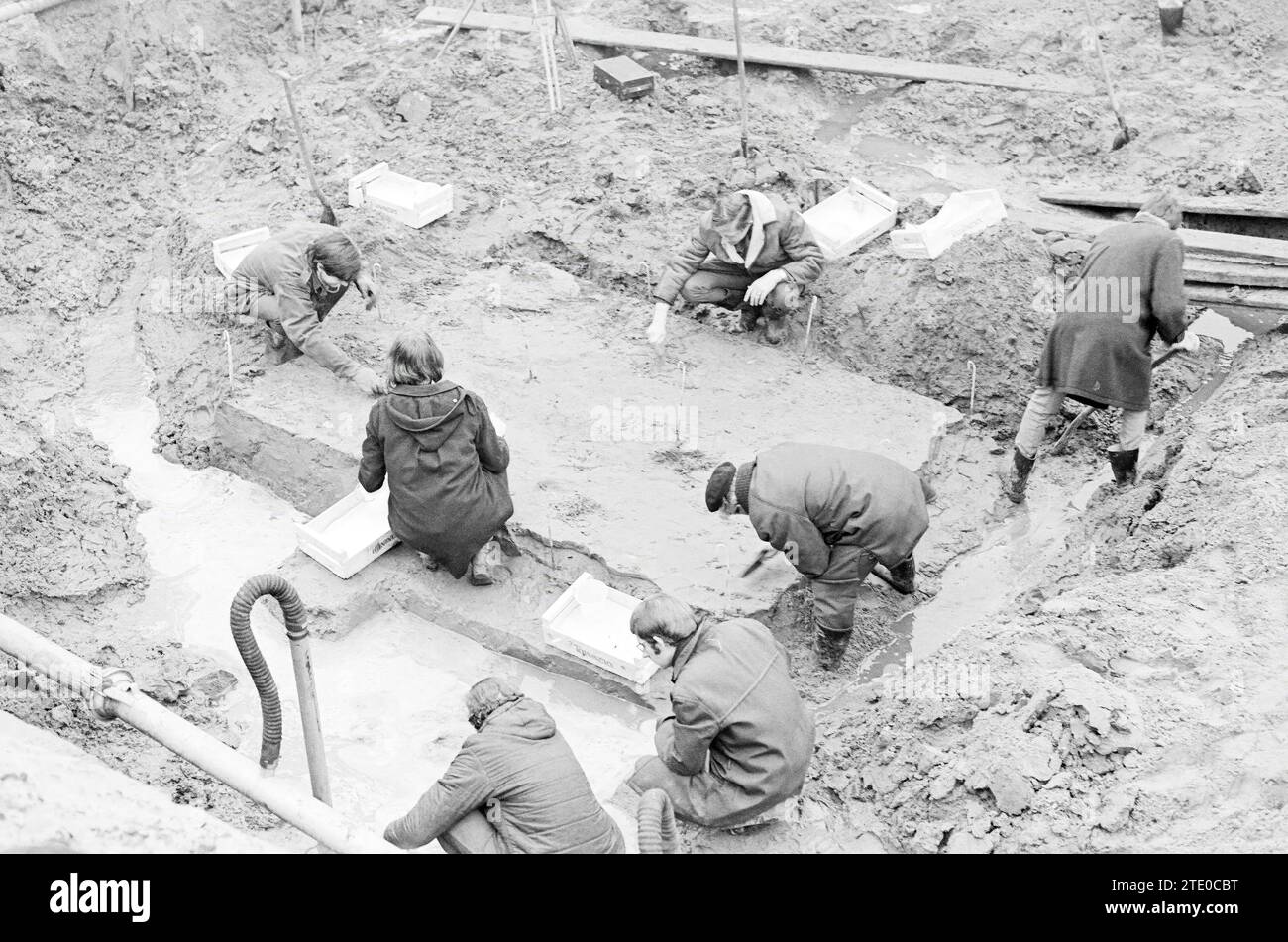 Fouilles période romaine IJmuiden, fouilles, Velsen-Zuid, Torenstraat, 19-12-1970, Whizgle nouvelles du passé, adaptées à l'avenir. Explorez les récits historiques, l'image de l'agence néerlandaise avec une perspective moderne, comblant le fossé entre les événements d'hier et les perspectives de demain. Un voyage intemporel façonnant les histoires qui façonnent notre avenir. Banque D'Images