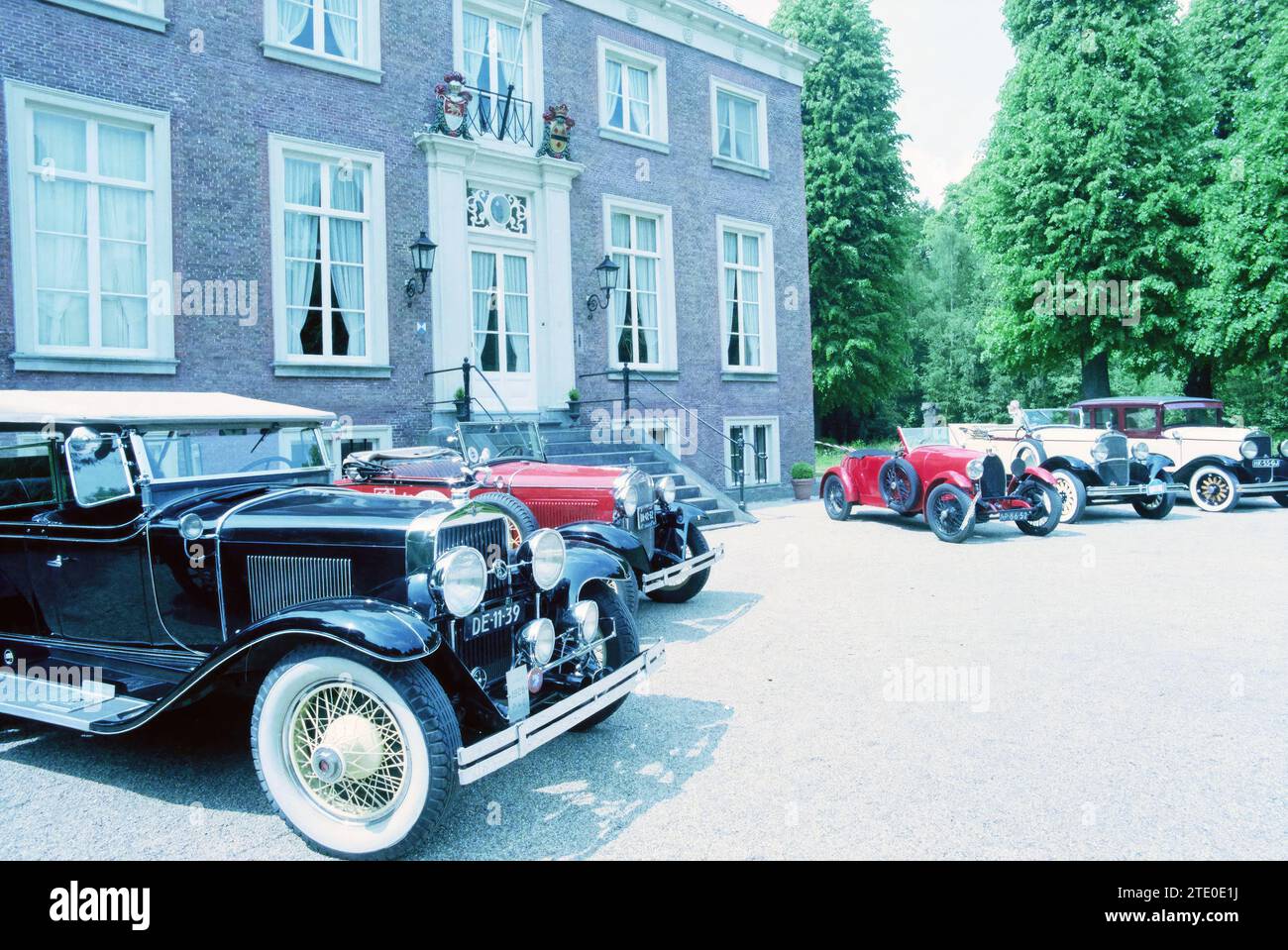 Voitures anciennes, Maison à Manpad, Heemstede, Herenweg, pays-Bas, 27-05-1998, Whizgle nouvelles du passé, adaptées à l'avenir. Explorez les récits historiques, l'image de l'agence néerlandaise avec une perspective moderne, comblant le fossé entre les événements d'hier et les perspectives de demain. Un voyage intemporel façonnant les histoires qui façonnent notre avenir. Banque D'Images