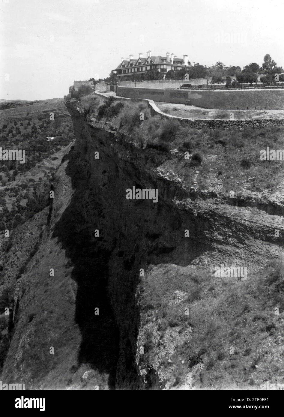 12/31/1929. Hôtel Reina Victoria construit sur le bord de la célèbre fosse. Crédit : Album / Archivo ABC Banque D'Images