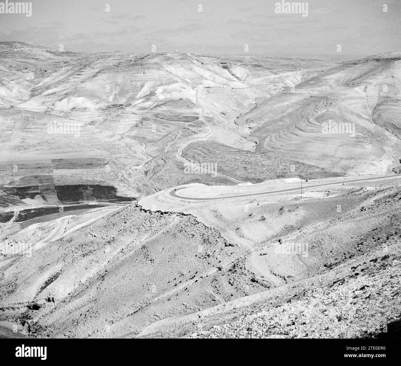 Route à travers le désert de Judée. Ville fortifiée à l'horizon, peut-être Jérusalem ca. 1950-1955 Banque D'Images