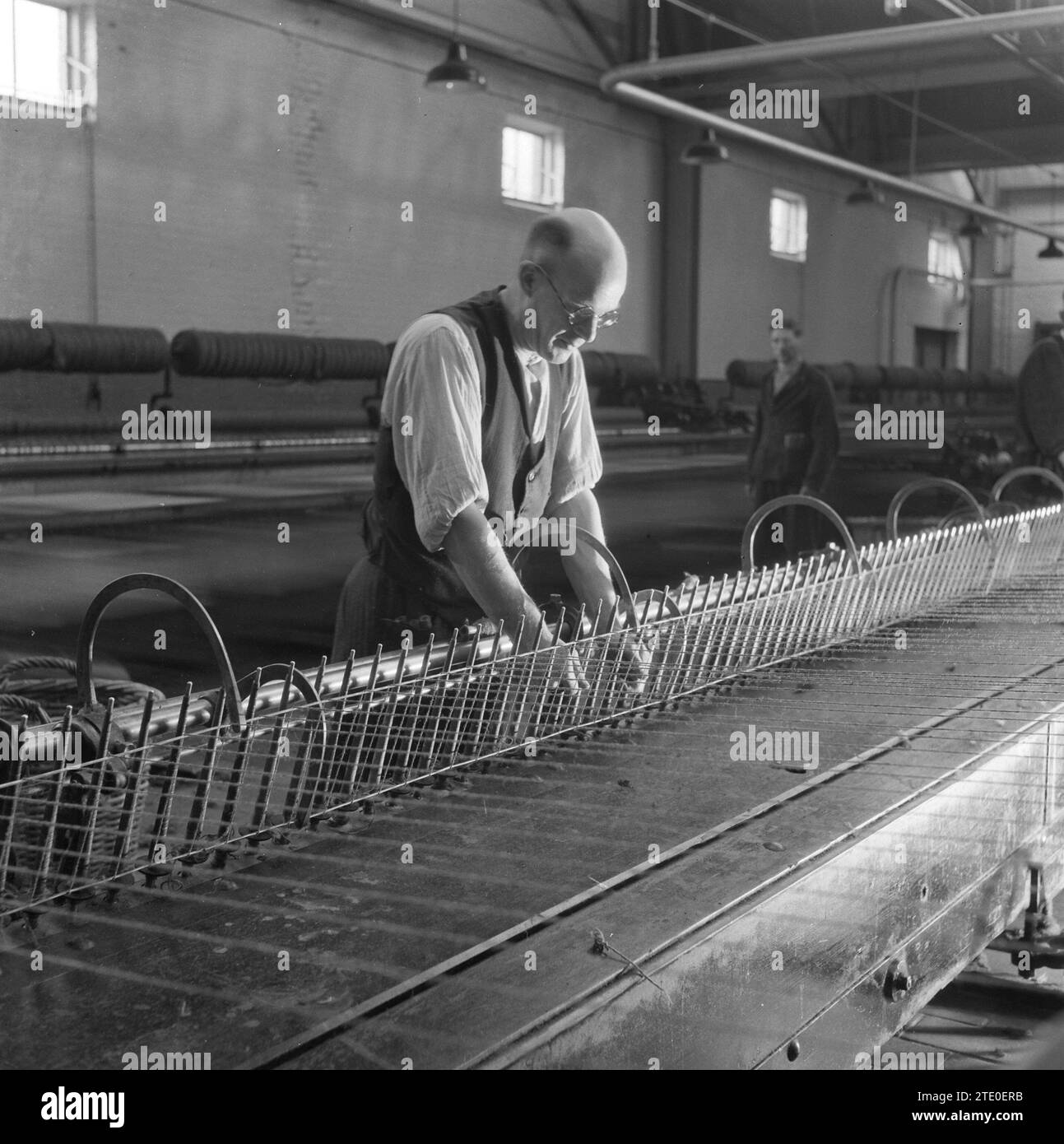 Homme au travail dans une usine de fabrication de cuir et de textile ca. 1945 Banque D'Images