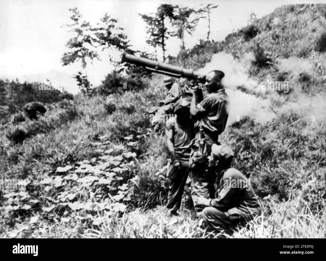 07/26/1950. Guerre de Corée : les soldats américains tirent avec un bazooka de 3,5 sur le front de bataille coréen. Cette nouvelle arme antichar est utilisée avec succès contre les chars lourds. Crédit : Album / Archivo ABC Banque D'Images
