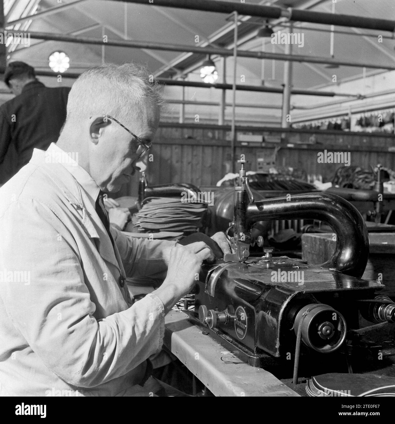 Homme au travail dans une usine de fabrication de cuir et de textile ca. 1945 Banque D'Images