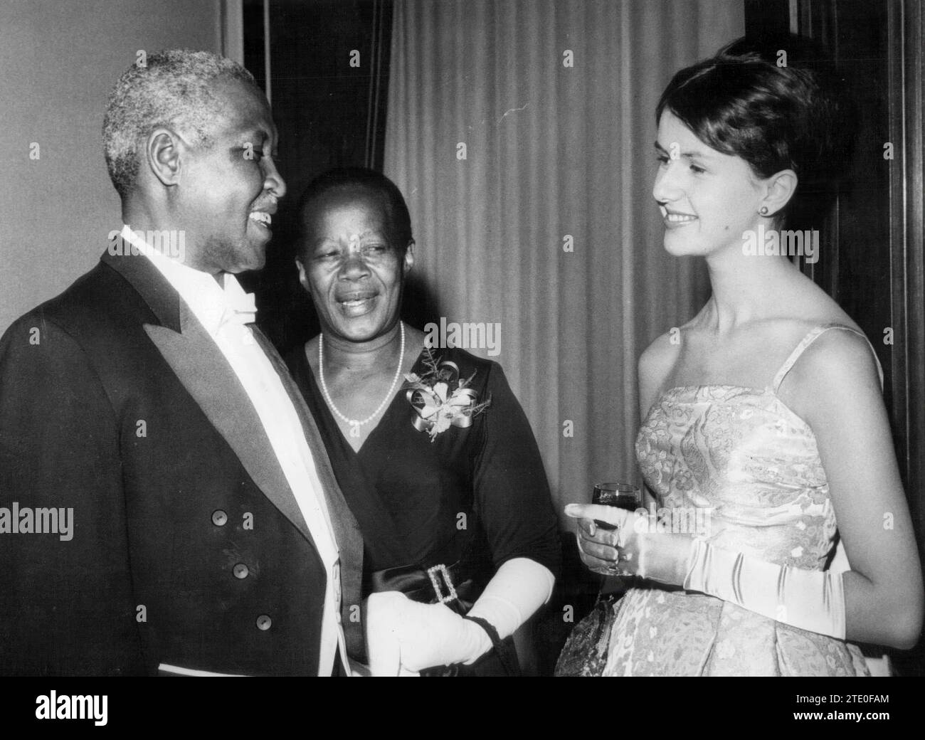 Dîner de gala pour le Prix Nobel de la paix. Après l'attribution du prix Nobel de la paix en 1961 à Albert Luthuli, on lui a offert un grand dîner de gala. Sur la photo, un moment de Luthuli accompagné de son épouse discutant avec Mlle Marlen Hammarskjedl, sœur du défunt Secrétaire des Nations Unies. Hammarskjold a partagé à titre posthume le prix Nobel avec Lutuli. Crédit : Album / Archivo ABC / Torremocha Banque D'Images