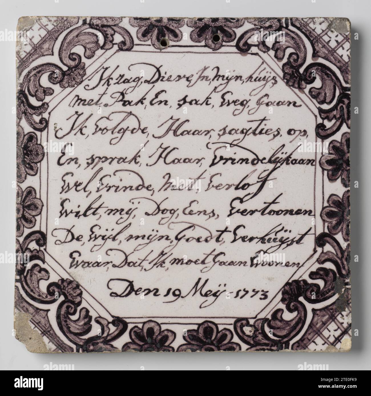Tuile avec rime et date 19 mai 1773, Anonyme, 1773 tuile avec la rime suivante en violet: "J'ai vu des voleurs dans mes huys" partir avec un costume et un sac "J'ai suivi ses sagties sur etc etc etc. Daté : 19 mai 1773. Rotterdam (peut-être) faïence Tile avec la rime suivante en violet: "J'ai vu des voleurs dans mes huys" partir avec un costume et un sac "J'ai suivi ses sagties sur etc etc. Daté : 19 mai 1773. Rotterdam (peut-être) faïence Banque D'Images