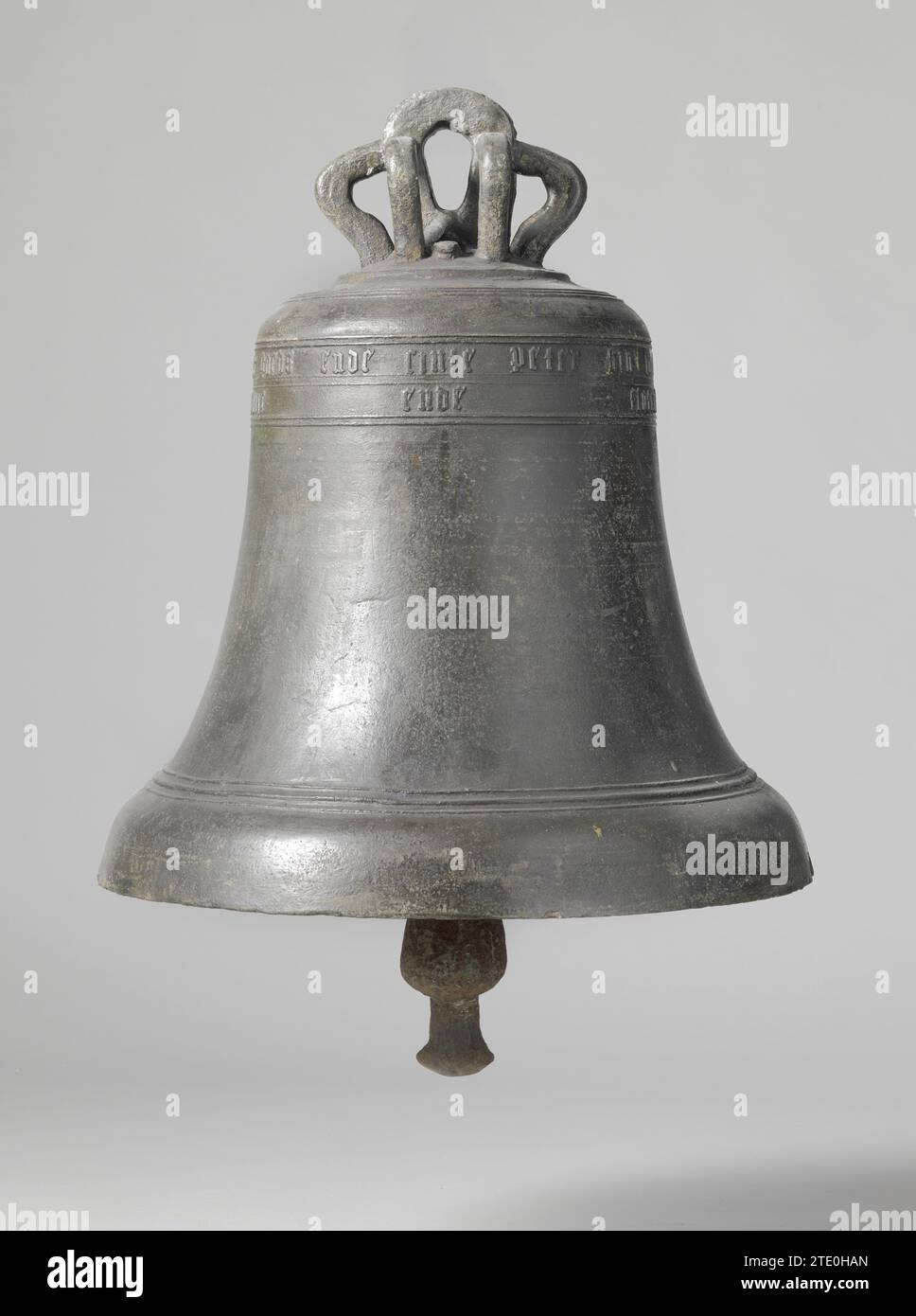 Bell, Steven Butendiic (attribué à), 1453 l'objet formé avec les gabarits se compose de l'horloge réelle du soi-disant modèle gothique et de la couronne. Il est formé par six bras, qui se connectent au support au milieu. L'horloge est décorée de trois anneaux décoratifs sur l'épaule et sur la Faussure et de deux anneaux décoratifs chacun autour de la frise dans le flanc supérieur, sur lesquels l'inscription suivante est appliquée en gothique minuscule: en cet honneur bon et sinte peter bin ic ghemaect m cccc liii // Butendiic et le Sloterdiic fecit. Bronze (métal) du nord des pays-Bas coulant le Banque D'Images