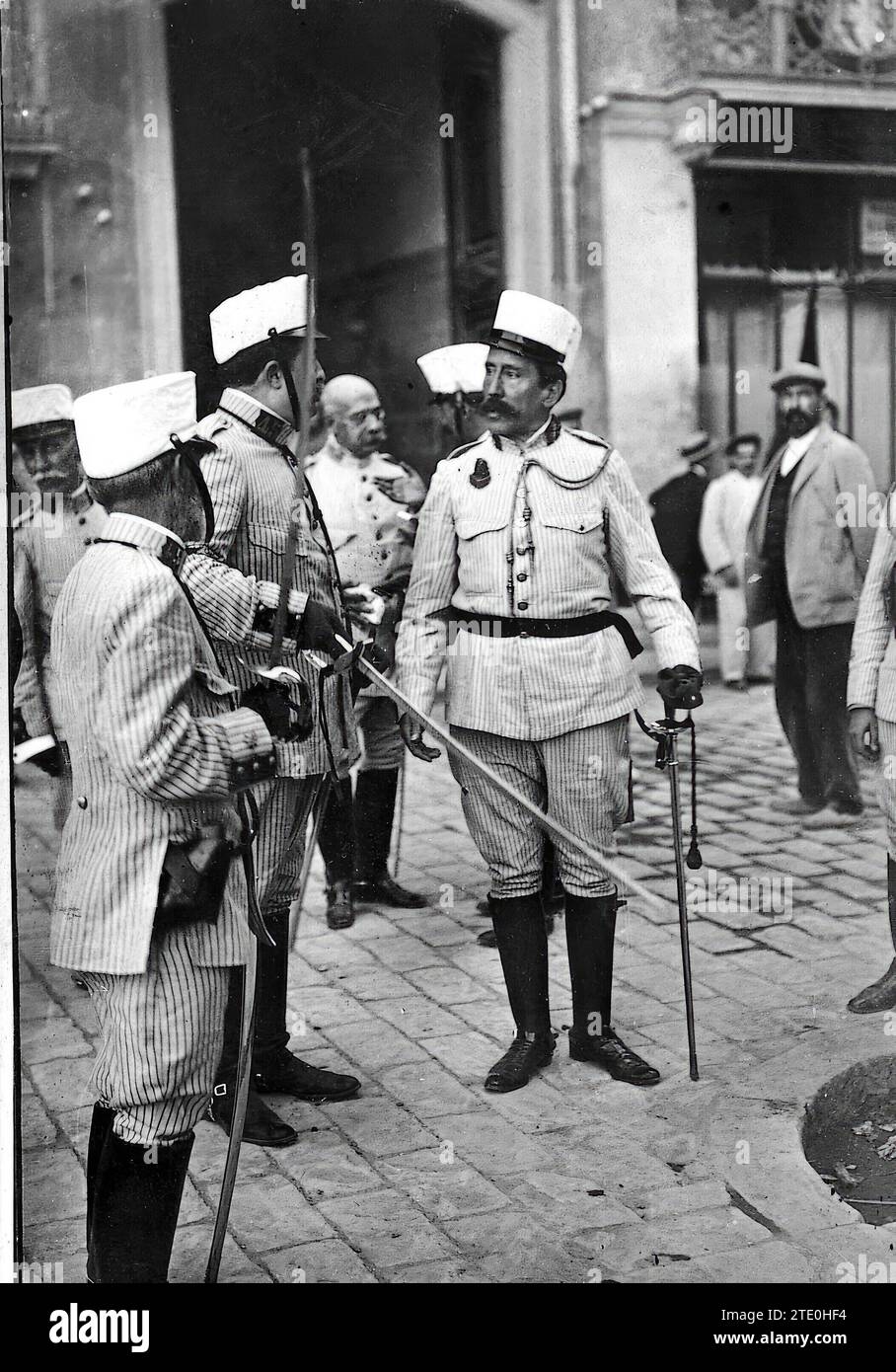 08/31/1911. Le capitaine général, M. Echagüe, marchant dans les rues de Valence pour donner des ordres. Crédit : Album / Archivo ABC / Moya Banque D'Images