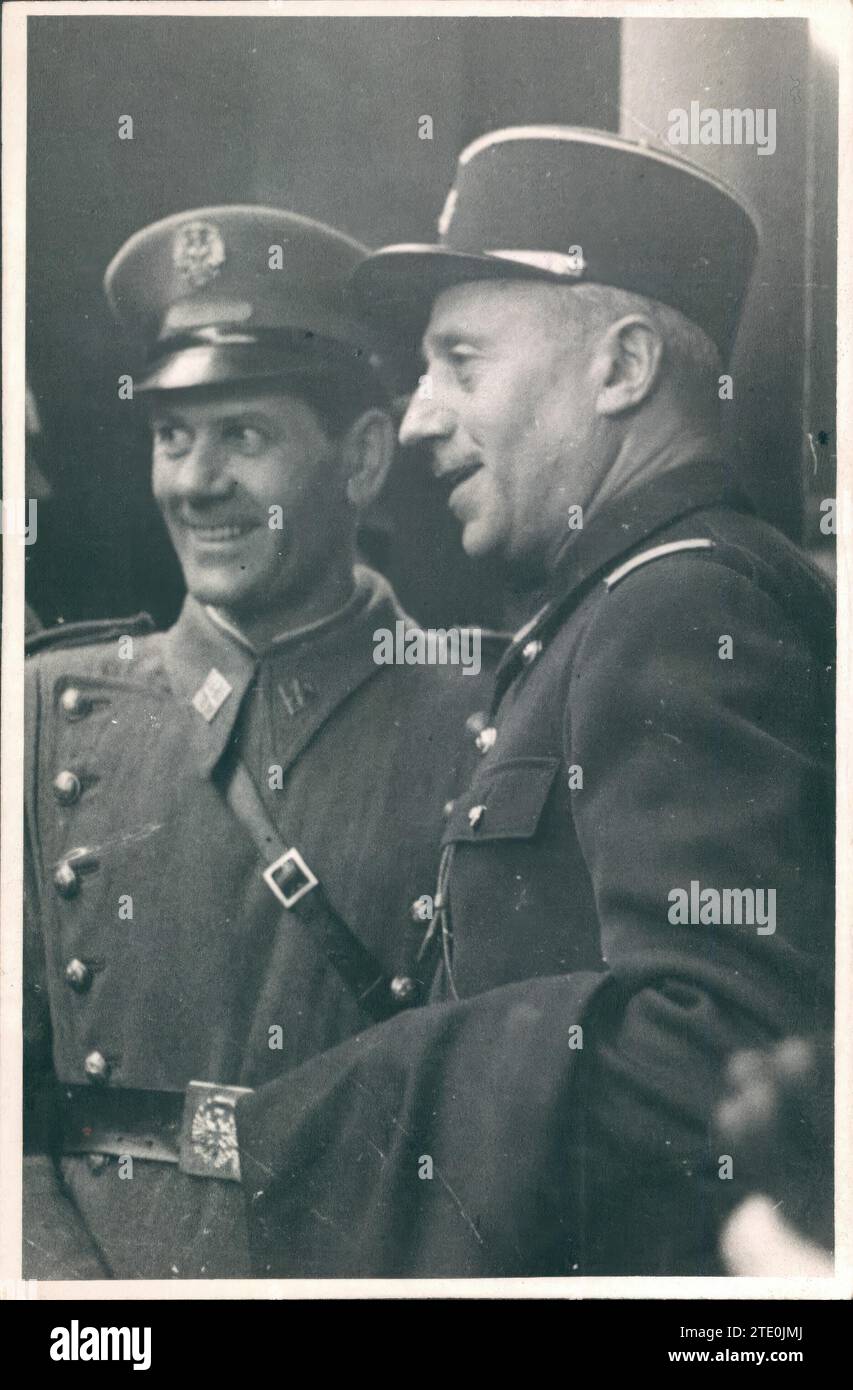 Le gendarme et le policier posant devant le photographe au moment de l'ouverture de la frontière franco-espagnole en 1948. Crédit : Album / Archivo ABC Banque D'Images