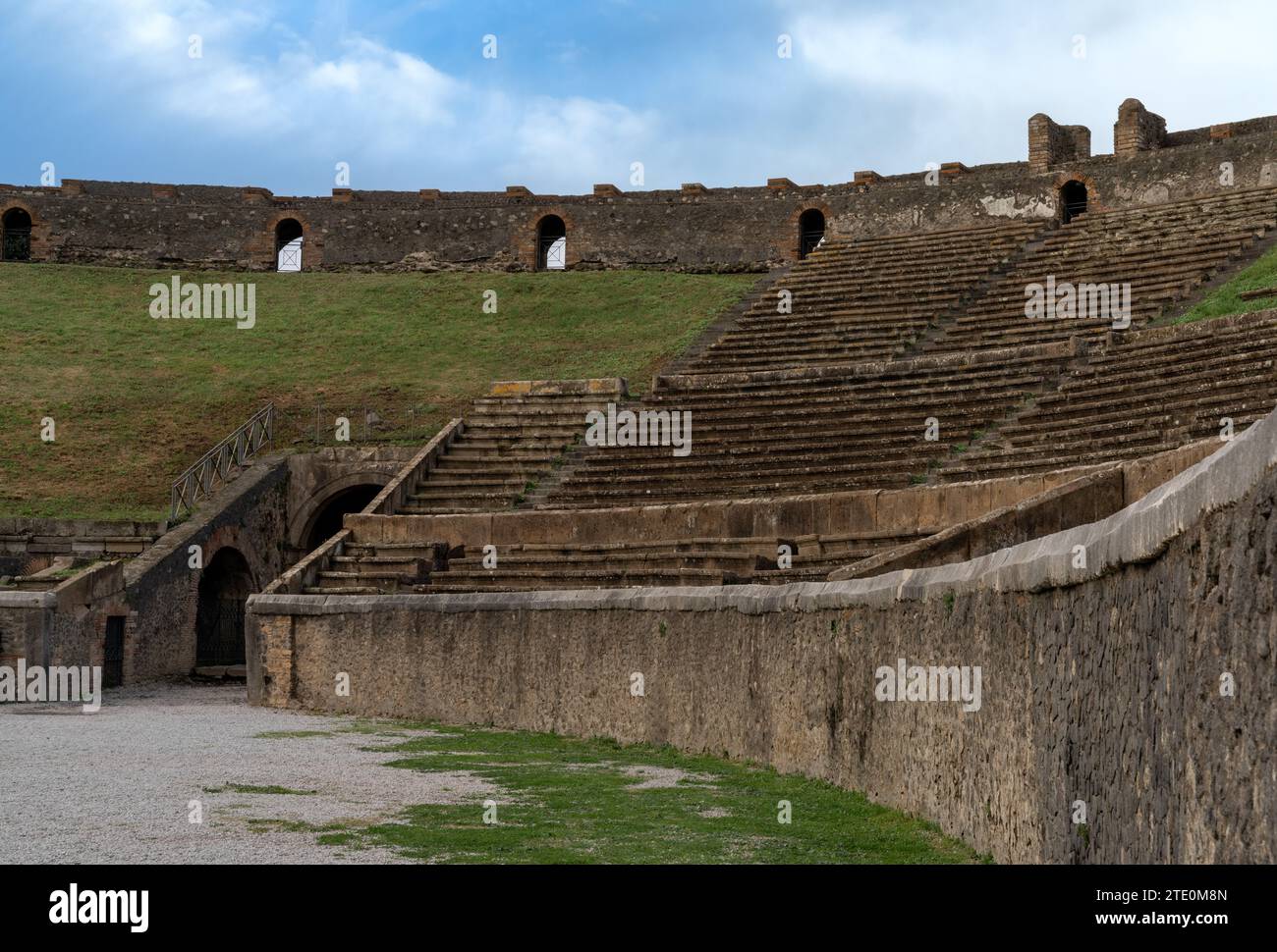 Pompéi, Italie - 25 novembre 2023 : vue de l'amphithéâtre et entrée dans une flaque d'eau de la ville antique de Pompéi Banque D'Images