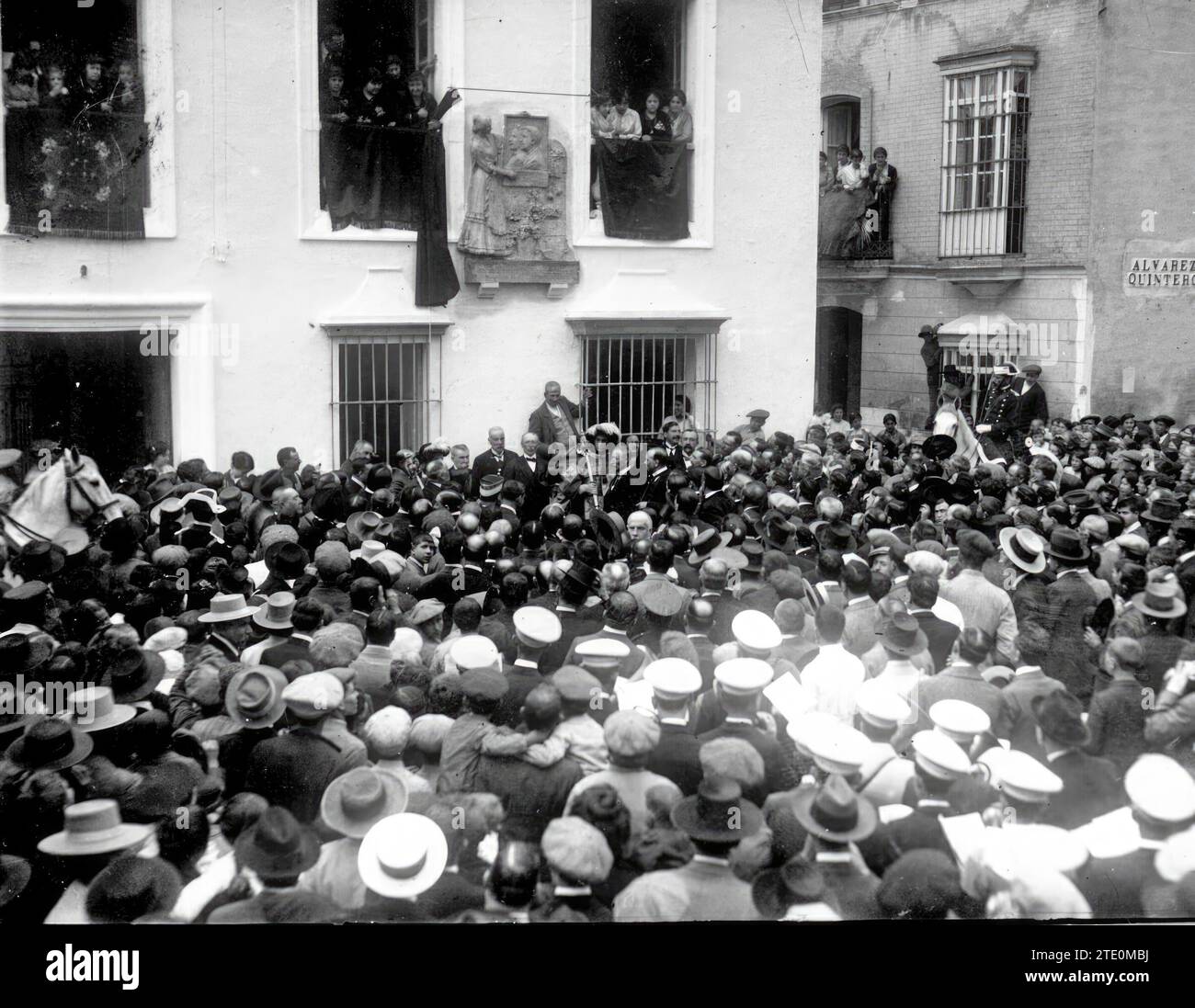 05/04/1915. Hommage aux frères Álvarez Quintero à Utrera - découverte d'une plaque commémorative dans la maison où ils sont nés. Crédit : Album / Archivo ABC / Juan Barrera Banque D'Images