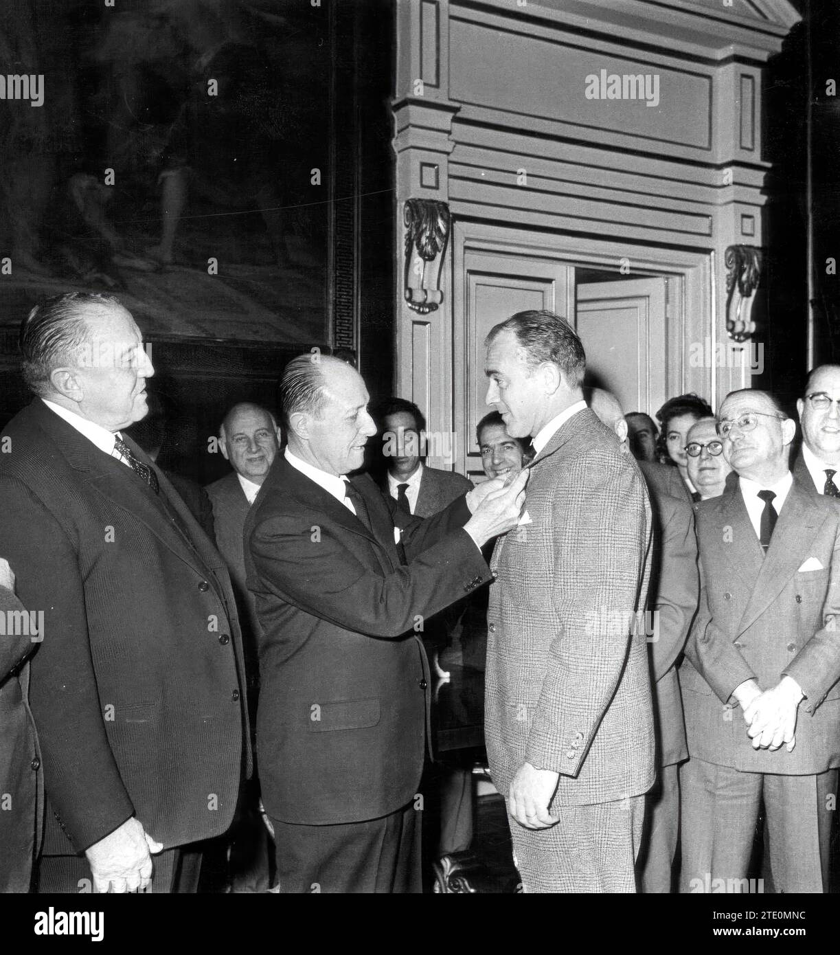 12/22/1960. Remise de la médaille de Madrid aux membres de l'équipe du Real Madrid pour leur brillante carrière sportive. Dans l'image, le maire donne à Di Stéfano la décoration bien méritée. Crédit : Album / Archivo ABC / Manuel Sanz Bermejo Banque D'Images