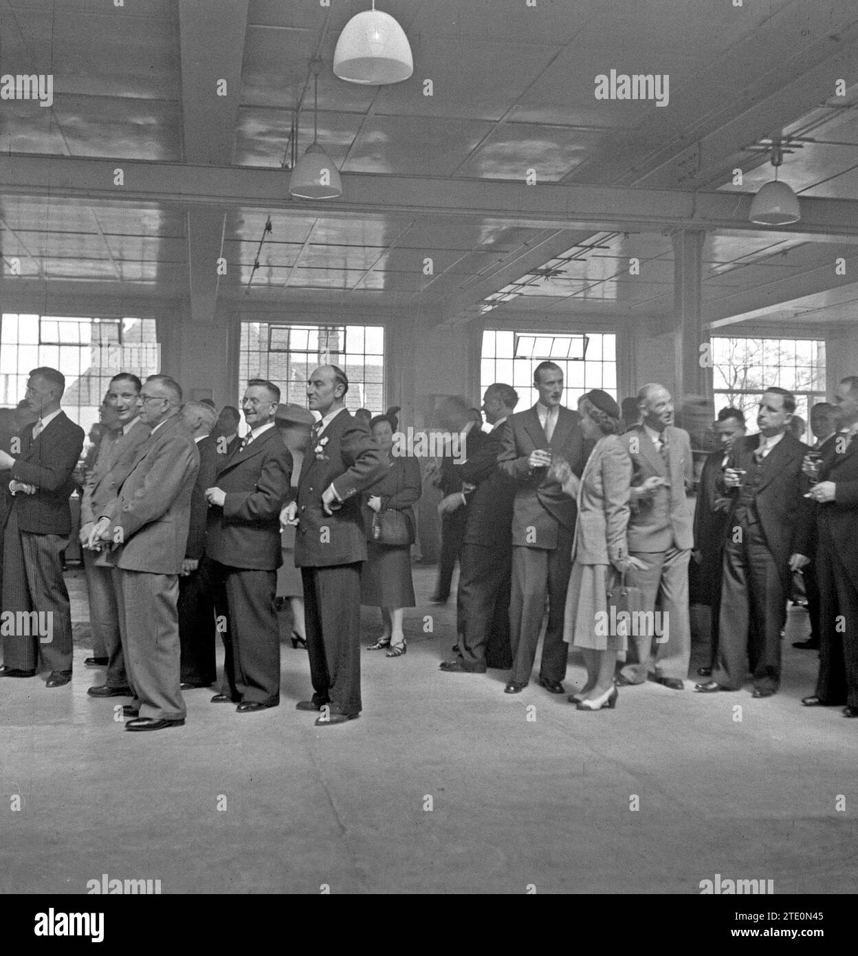 Les clients en ligne pendant la réception env. 1950 Banque D'Images