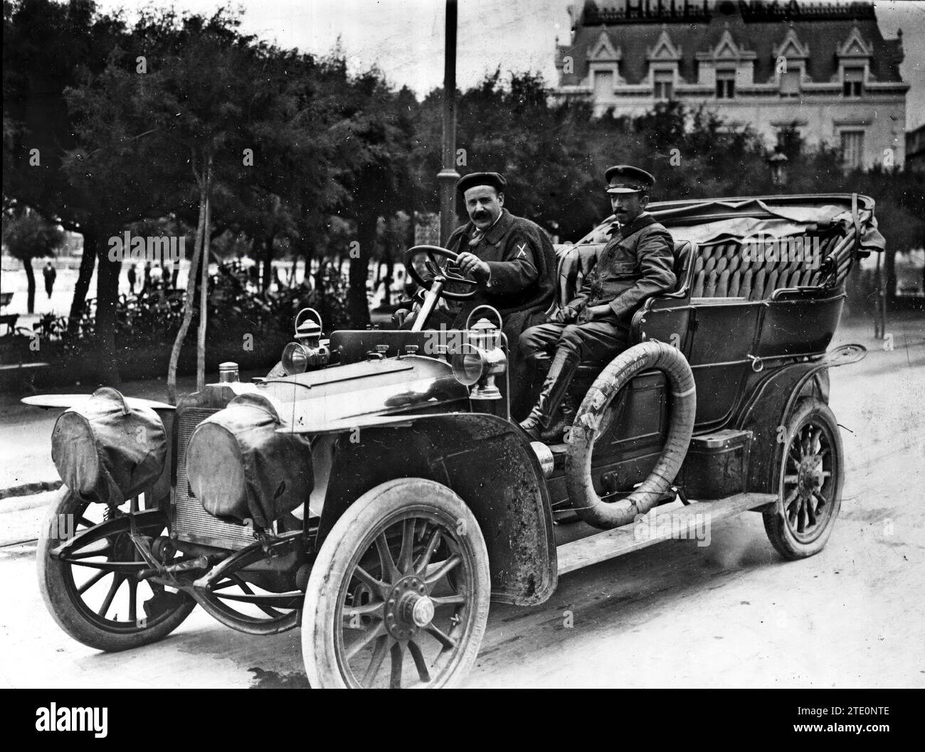 Espagne, août 1912. Les vacances d'été d'un illustre artiste. Le célèbre peintre espagnol Ignacio Zuloaga (x) lors de son excursion de Ségovie à San Sebastián guidant sa voiture. Crédit : Album / Archivo ABC Banque D'Images