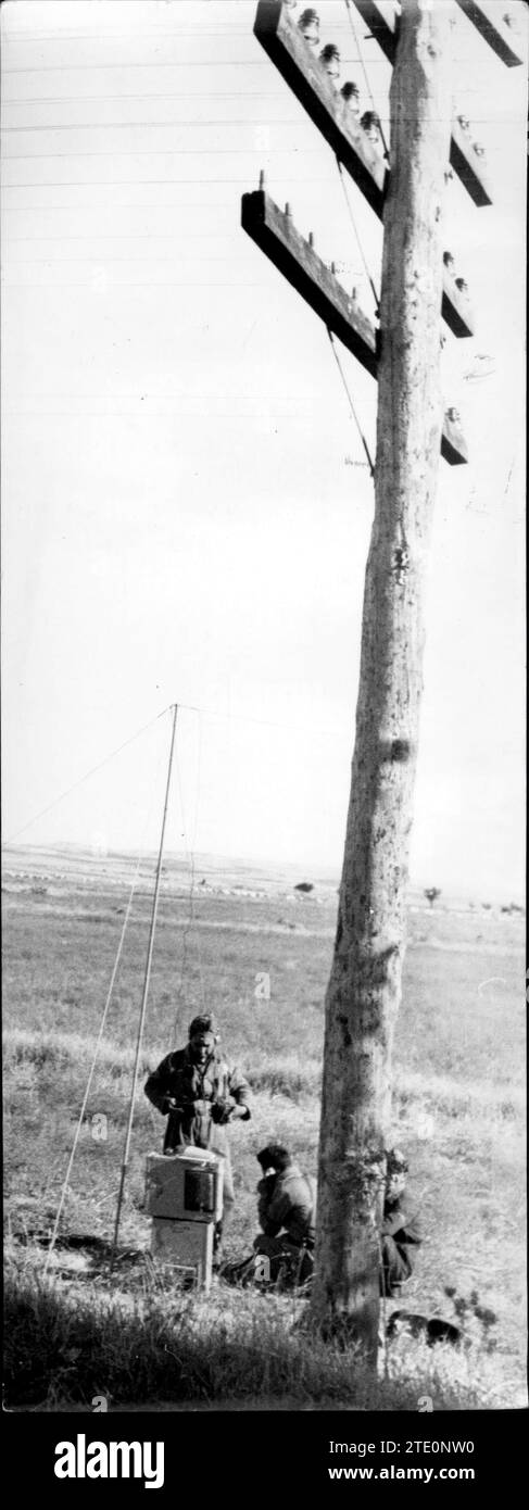 09/30/1936. Station radio et téléphone portable installée sur les premières lignes de feu. Crédit : Album / Archivo ABC / Albero y Segovia Banque D'Images