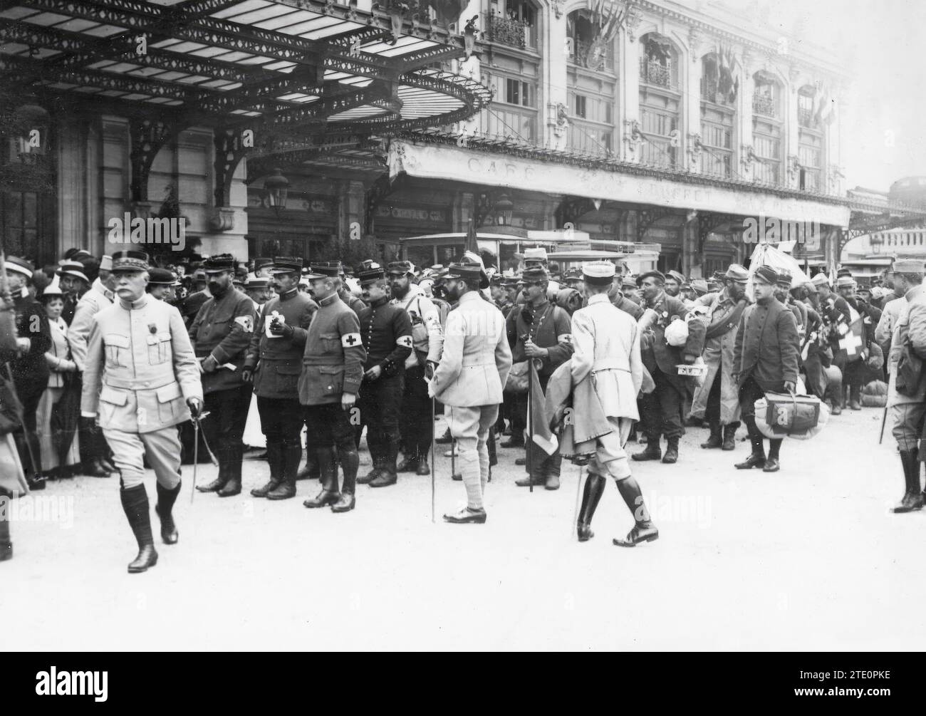 07/31/1915. Retour en France des agents de santé ex-détenus. Officiers de santé et soldats, guidés par le général Goigoux, se dirigeant vers la caserne où ils devaient se reposer. Crédit : Album / Archivo ABC / M. Branger Banque D'Images