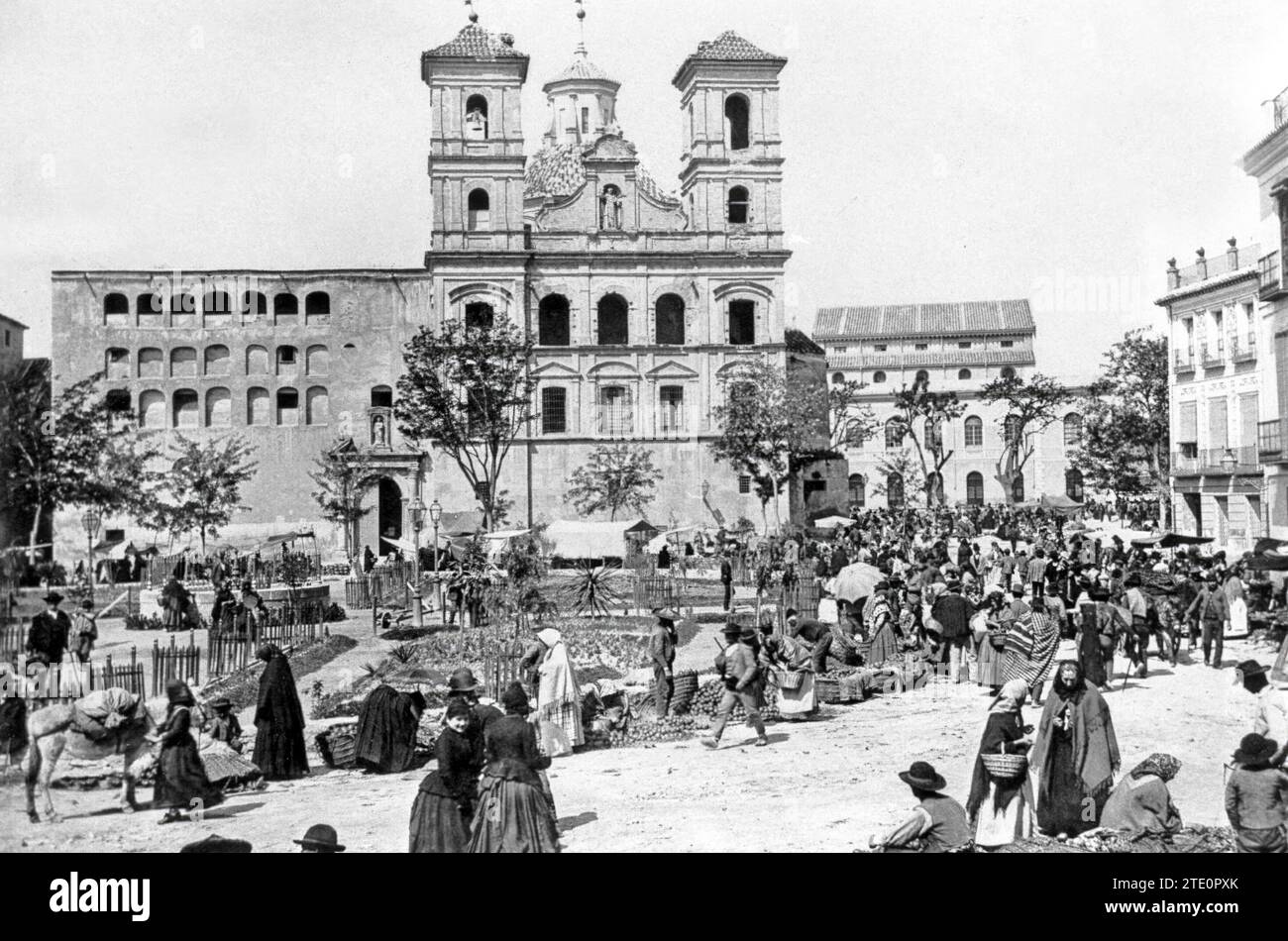 Murcia. 1890 (env.) Plaza de Santo Domingo. Situé dans le centre de la ville de Murcie, une église baroque du 18e siècle et une place sont les principaux axes du quartier : San Lorenzo et Santo Domingo, respectivement. On voit également sur la photo le palais Almodóvar, un bâtiment du 17e siècle, avec une porte baroque, relié à l'église par un arc (jusqu'en 1950, siège du gouvernement civil). Crédit : Album / Archivo ABC / Lucien Levy Banque D'Images