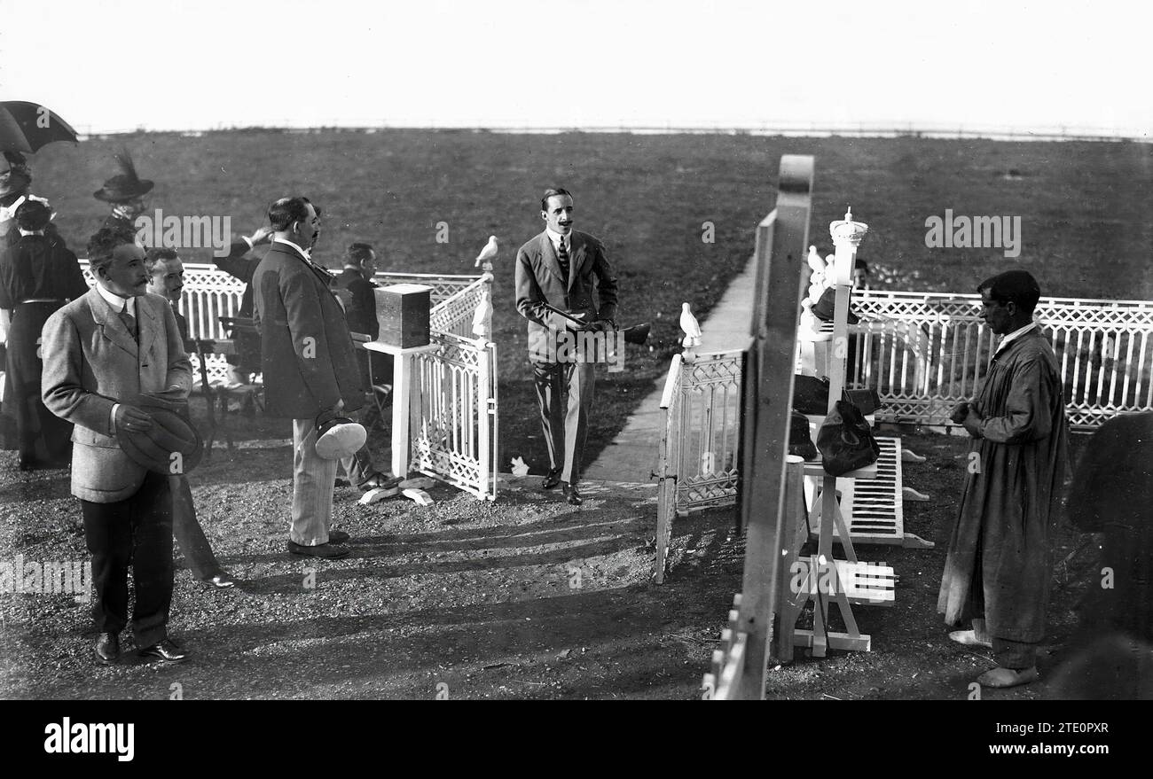 08/31/1915. Au tournage des pigeons de San Sebastián. HM le Roi à la fin du rouleau dans lequel il a gagné un prix. Crédit : Album / Archivo ABC / Ramón Alba Banque D'Images