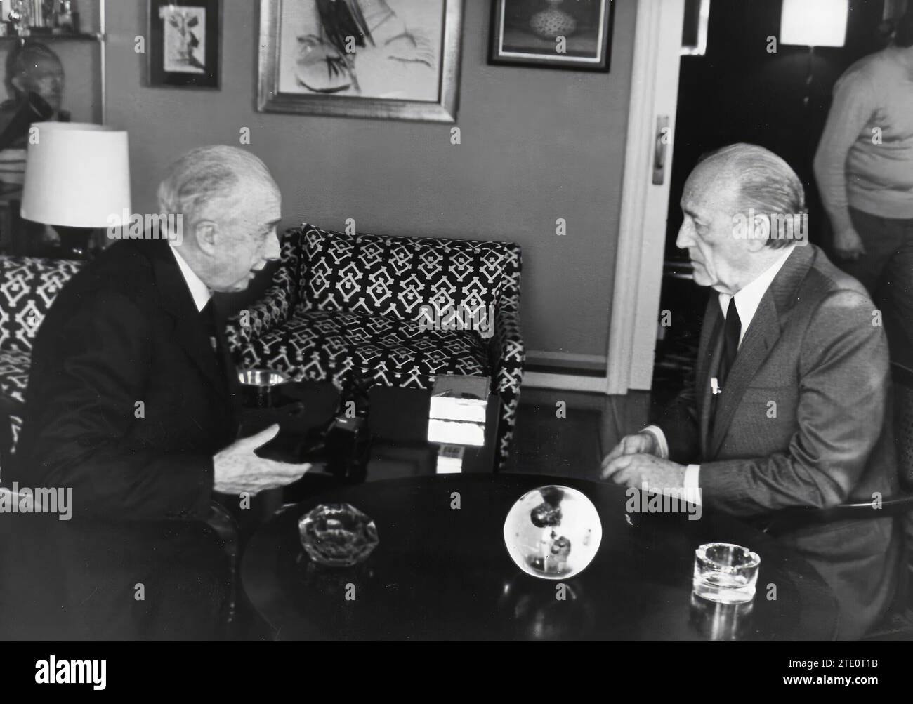 02/14/1982. Jose Maria Aquirre Gonzalo interviewe Antonio Mingote dans l'émission 'en tiempo de Sobremesa'. Crédit : Album / Archivo ABC Banque D'Images