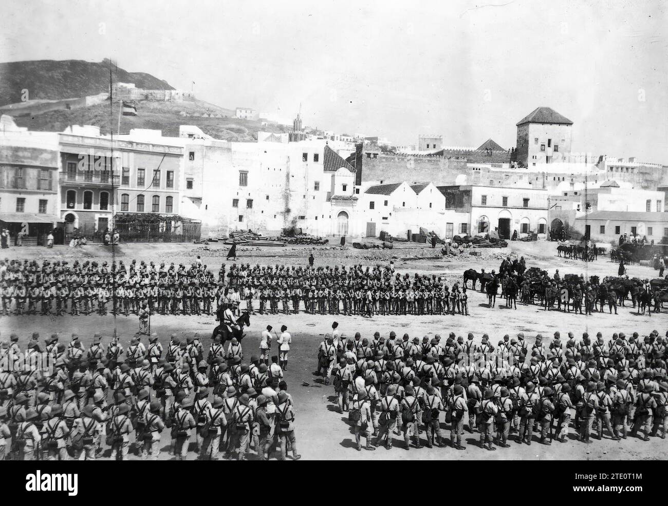 07/31/1913. Le haut-commissaire à Tétouan. Les troupes de la garnison se sont formées sur la Plaza de España quelques instants avant l'arrivée du général de la marine, qui a reçu un accueil très affectueux. Crédit : Album / Archivo ABC / Rectoret Banque D'Images