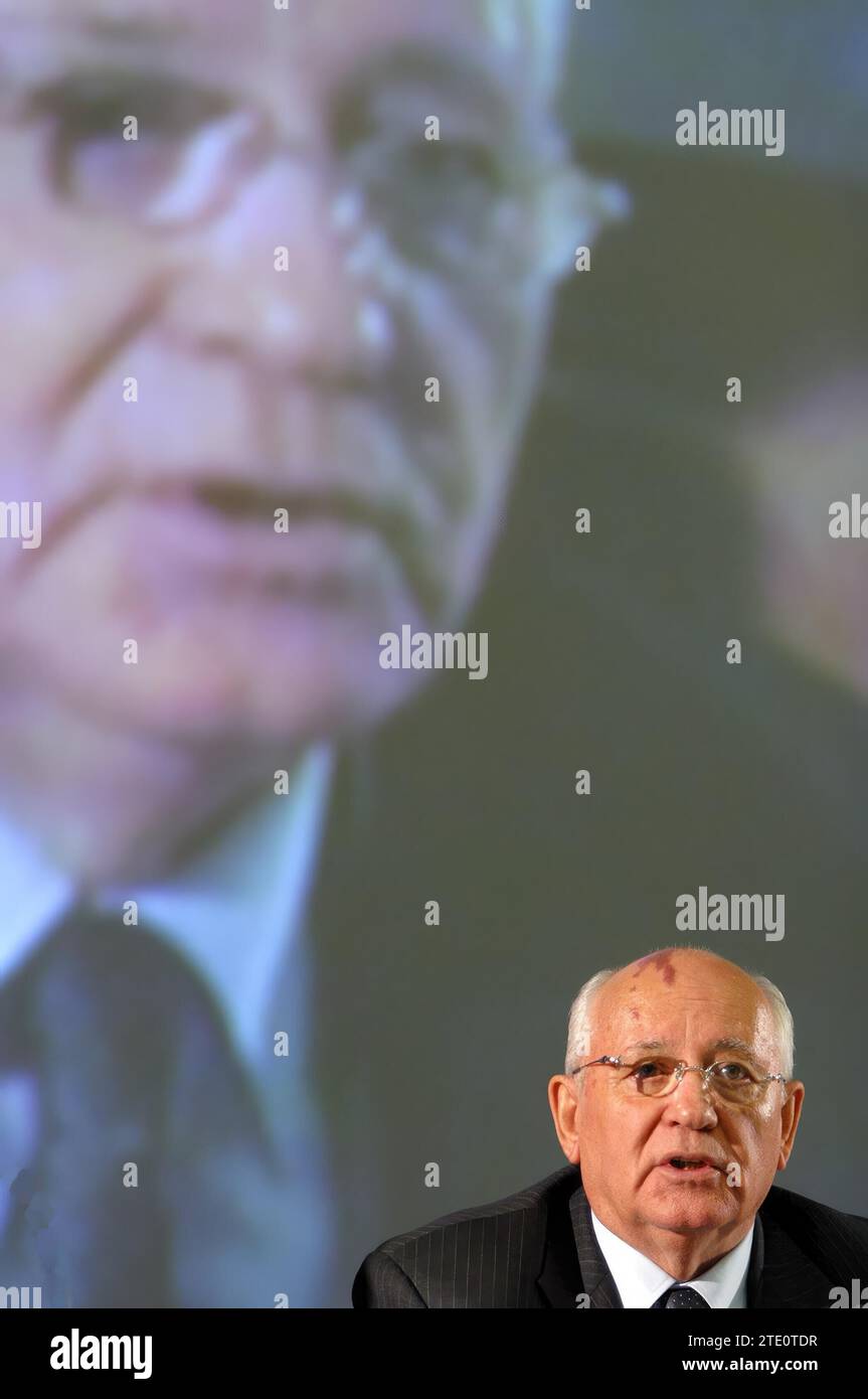 06/01/2004. Barcelone 2,6.04.- le président de la Croix verte internationale et ancien président de l'URSS, Mijail Gorbatchev (i), lors de la présentation aujourd'hui du dialogue sur 'Energie et développement durable' qui se tiendra à partir d'aujourd'hui au Forum universel des cultures pour justifier la nécessité de gérer l'énergie de manière écologique...PHOTO YOLANDA CARDO....ARCHDC. Crédit : Album / Archivo ABC / Yolanda Cardo Banque D'Images