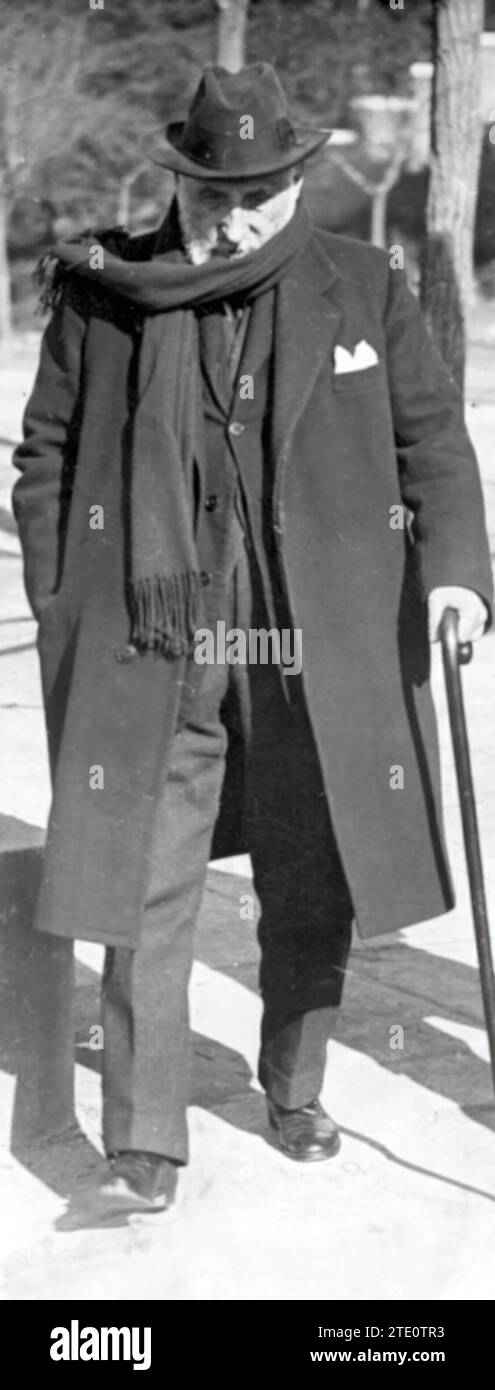 12/31/1929. Ramón y Cajal marche la tête baissée et à l'abri du froid. Crédit : Album / Archivo ABC / Virgilio Muro Banque D'Images