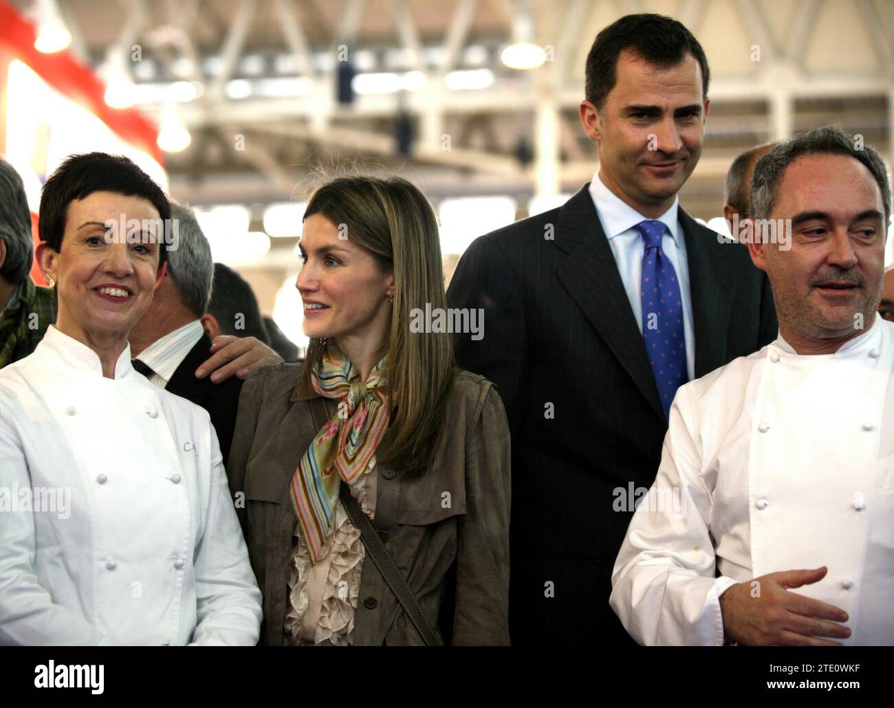 BARCELONE...03/22/2010...le Prince et la Princesse des Asturies, accompagnés du Président de la Generalitat de Catalogne, José Montilla (i), de la Ministre de l'Environnement et de l'Environnement rural et marin, Elena Espinosa (2i), et des chefs Ferran Adrià et Carme Ruscalleda, lors de l'ouverture aujourd'hui de l'exposition internationale de l'alimentation 'Alimentaria 2010', qui jusqu'à vendredi accueillera près de 4 000 entreprises et la visite de quelque 130 000 professionnels de quelque 75 pays au parc des expositions de Hospitalet de Llobregat (Barcelone)...PHOTOS INES BAUCELLS...ARCHDC. Crédit : Album / Archivo ABC / Banque D'Images