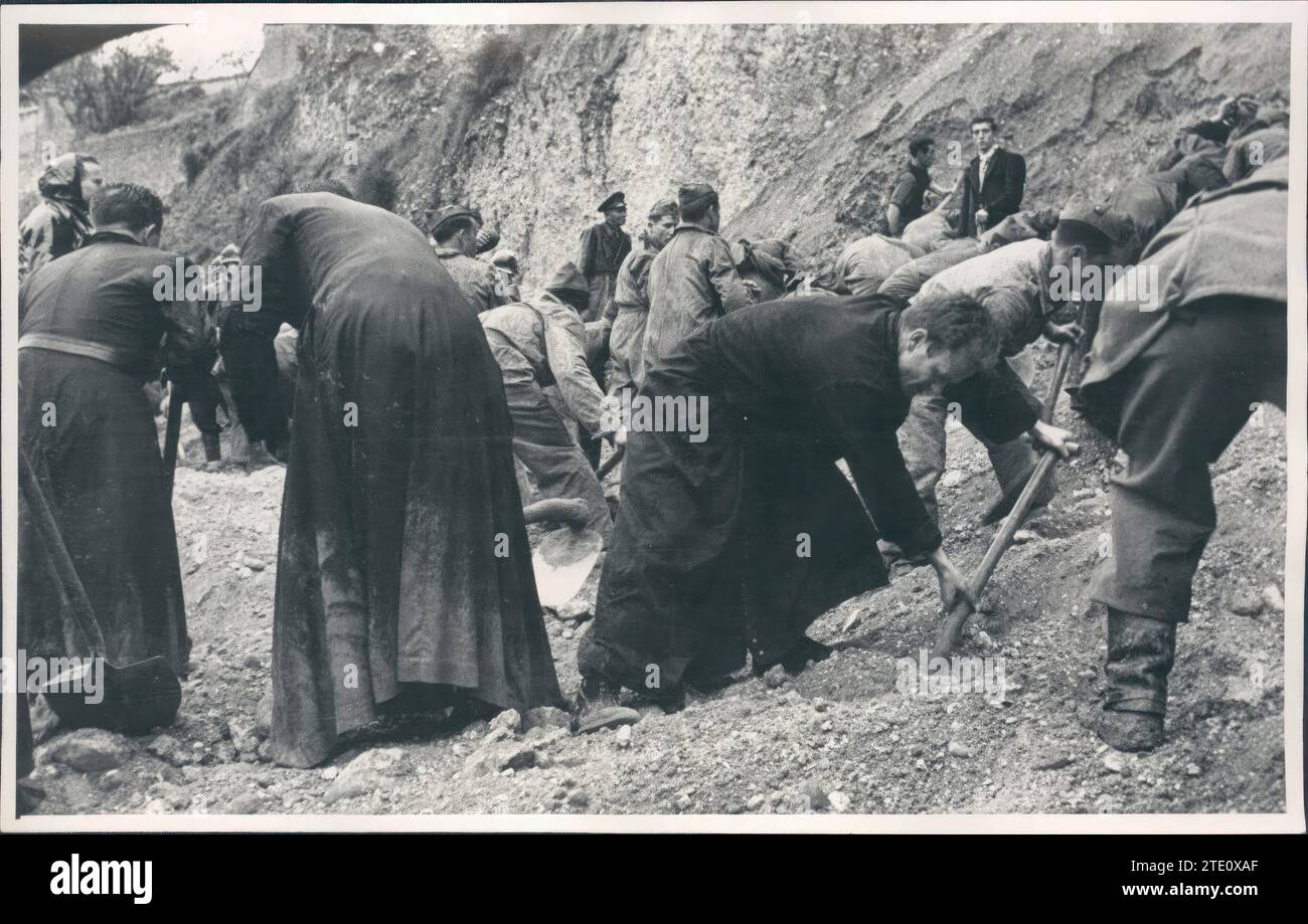 03/31/1956. Les prêtres de la Chartreuse travaillant sur les tâches de dégagement, malheureusement infructueux, pour aider ceux qui ont été enterrés après les tremblements de terre dans les grottes. Crédit : Album / Archivo ABC / Manuel Torres Molina Banque D'Images