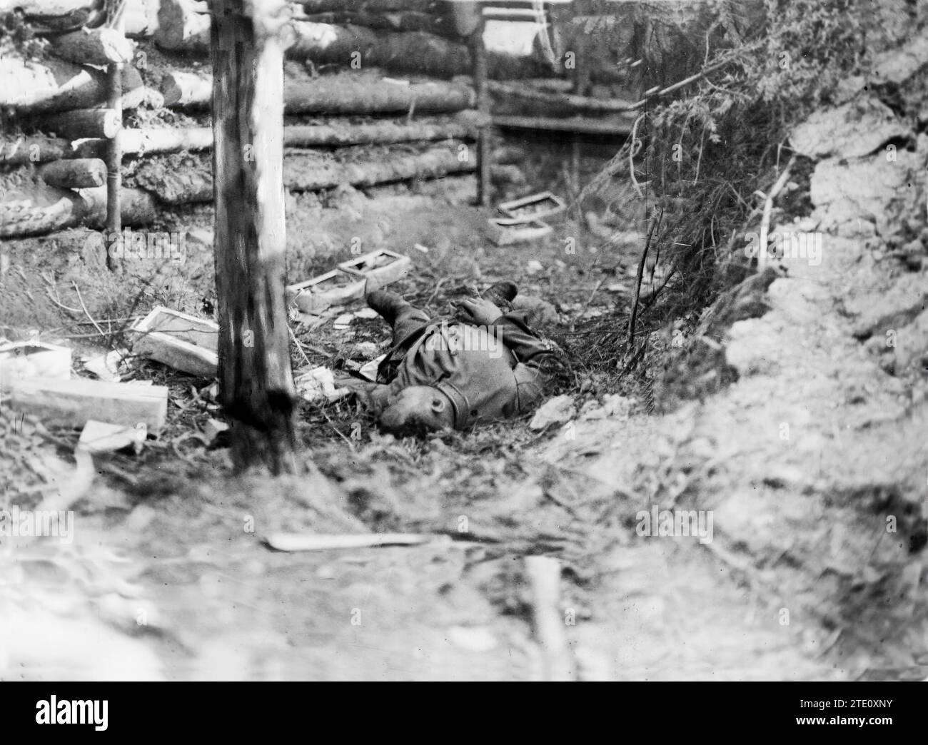 Soldat russe sur le champ de bataille de Gorlice. À gauche, au sol, vous pouvez voir les boîtes à munitions fabriquées par les Nord-Américains. La baïonnette de ce soldat a été recueillie sur le cadavre comme trophée pour ABC, par son éditeur Pujol dans l'après-midi du 8 mai 1915. Photo : Tervoren. Crédit : Album / Archivo ABC / Tervoren Banque D'Images