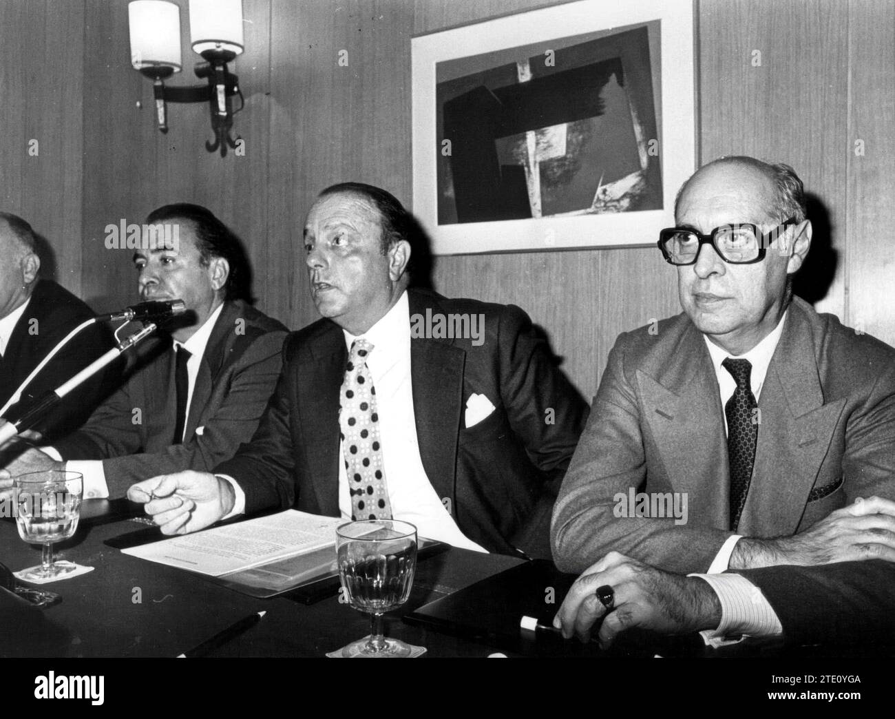 09/30/1976. Présentation de l'alliance populaire. Conférence de presse de l'alliance populaire composée de M. Manuel Fraga Iribarne (réforme démocratique), M. Cruz Martínez Esteruelas (Union du peuple espagnol), M. Fernando González de la Mora (Union nationale espagnole), M. Enrique Thomas de Carranza (Anepa), M. Laureano López Rodó (Groupe parlementaire régionaliste) et M. Federico Silva Muñoz et M. Licinio de la Fuente (qui ont formé de nouvelles Parties). Crédit : Album / Archivo ABC / Manuel Sanz Bermejo Banque D'Images