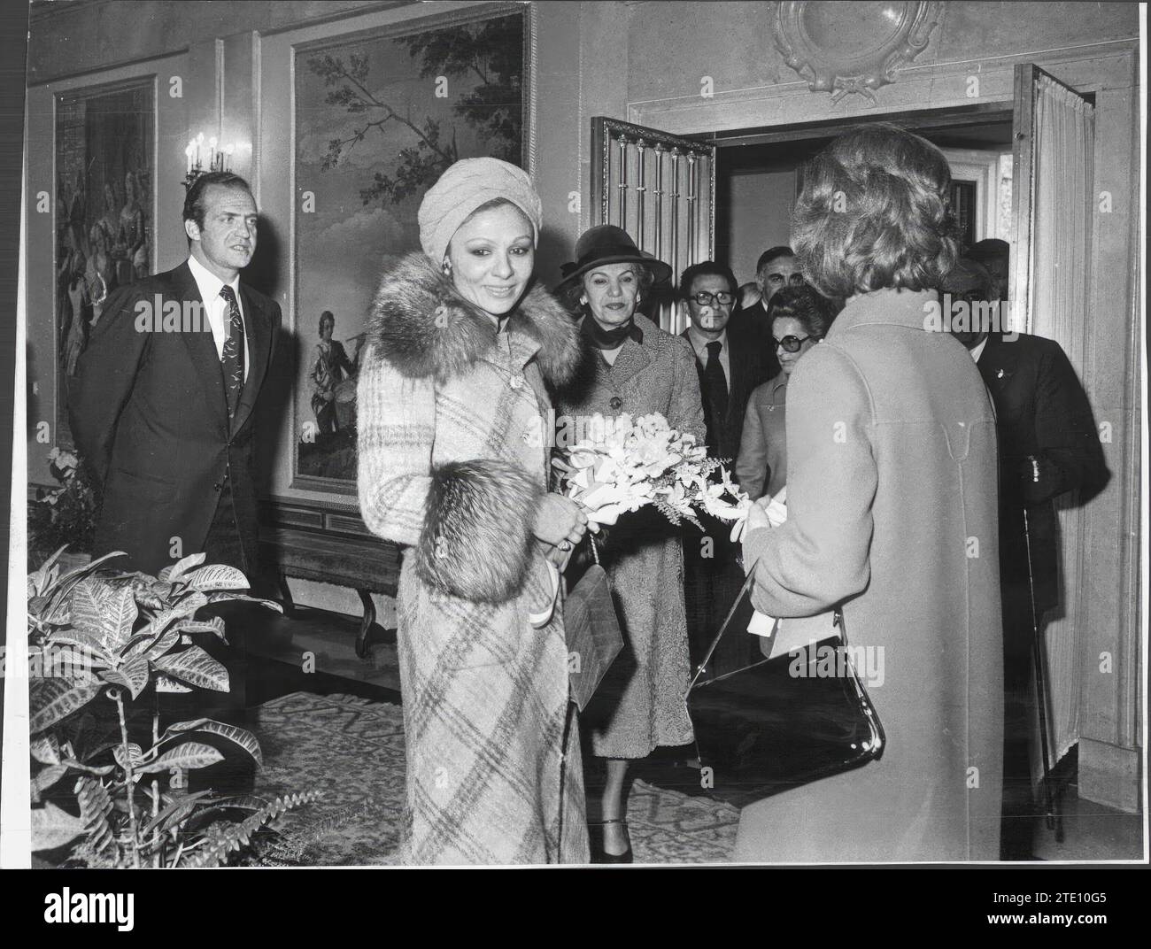 02/23/1976. Impératrice Farah Diba en Espagne. L'impératrice passera quelques jours dans le palais Zarzuela invité par les monarques espagnols. Dans l'image, l'Impératrice, accompagnée de sa mère, à son arrivée au Palais de Zarzuela, avec les Rois espagnols. Crédit : Album / Archivo ABC / Luis Alonso Banque D'Images