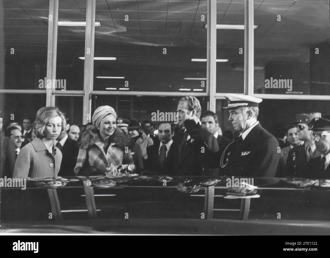 02/23/1976. Impératrice Farah Diba en Espagne. L'impératrice restera dans le palais Zarzuela invité par les monarques espagnols. Dans l'image, accompagné de SS.mm. Les Rois qui sont venus le recevoir. Crédit : Album / Archivo ABC / Luis Alonso Banque D'Images