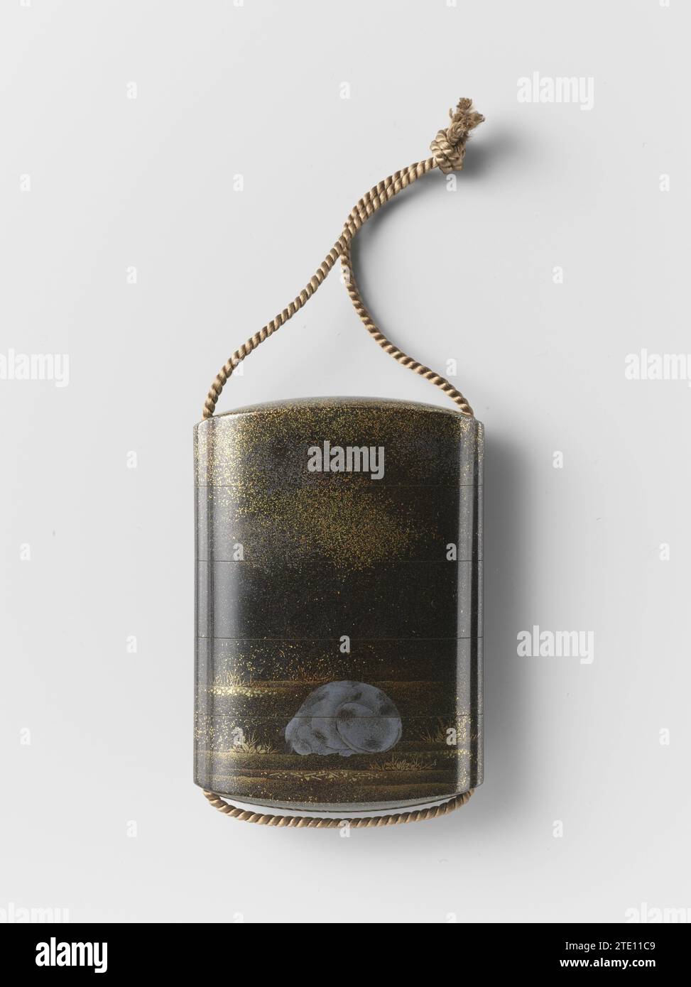 INRO, SEKIGAWA, 1800-1900 Inro en cinq parties avec une représentation d'un chat endormi. Signé 'Sekigawa'. Bois japonais (matériel végétal). Laque (revêtement) cinq parties Inro avec une représentation d'un chat endormi. Signé 'Sekigawa'. Bois japonais (matériel végétal). laques (revêtements) Banque D'Images