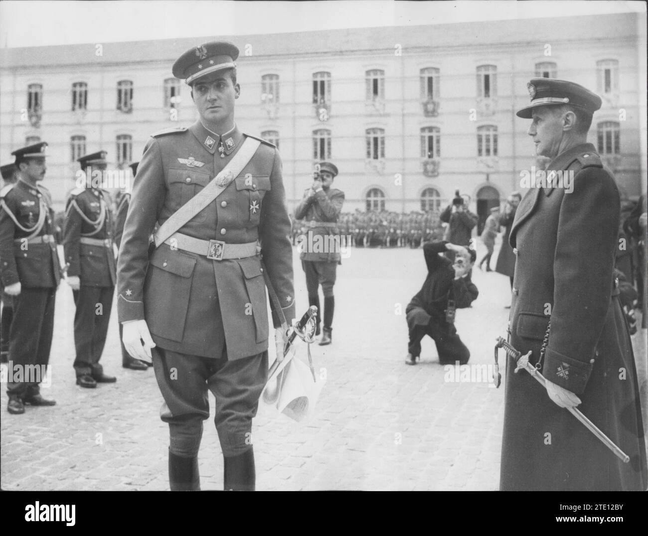 12/11/1959. Livraison des dépêches terrestres, maritimes et aériennes au prince Juan Carlos de Borbón à l'Académie militaire générale de Saragosse. Dans l'image, Don Juan Carlos reçoit le poste de lieutenant de l'aviation du chef de la région aérienne pyrénéenne, le lieutenant-général Lacalle. Crédit : Album / Archivo ABC / Teodoro Naranjo Domínguez Banque D'Images