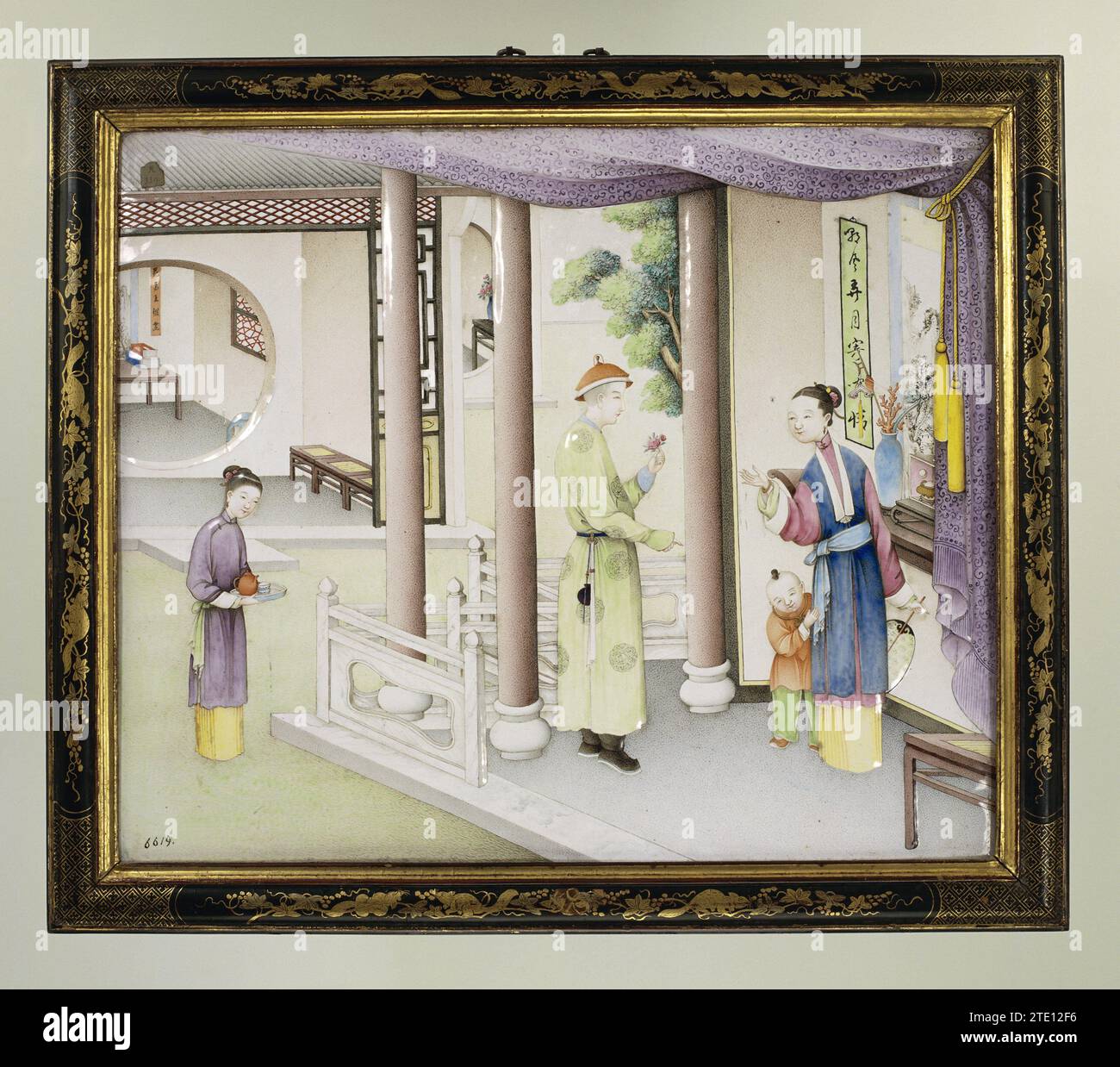Panneau avec émaux sur cuivre, anonyme, 1760 - 1780 Une performance peinte dans des courriels sur une plaque de cuivre. Un homme, une femme et un enfant sont dans un pavillon, un serviteur vient avec du thé. Les figures et les éléments d'architecture sont quelque peu affichés en relief. Un rideau entoure le spectacle sur le dessus et le côté droit. Liste originale de laque noire et écureuils et vignes en or. Cuivre de Chine (métal). bois (matière végétale). Laque (revêtement) peinture Une performance peinte dans les emails sur une plaque de cuivre. Un homme, une femme et un enfant sont dans un pavillon, un serviteur vient avec du thé. Les figures et les éléments d'architecture le sont Banque D'Images