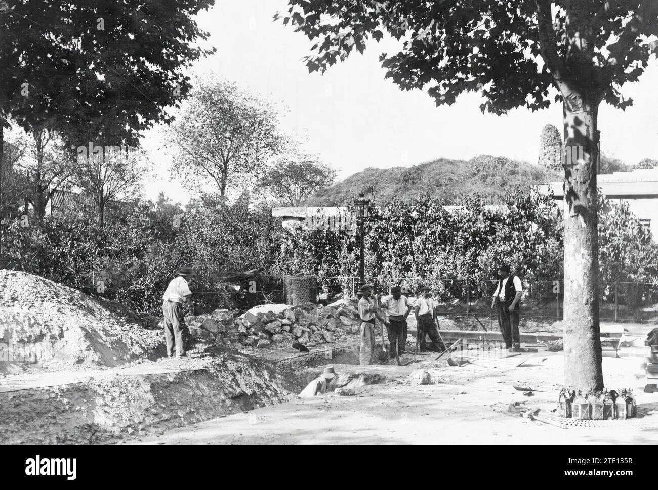 08/31/1914. Les défenses de Paris. Groupe de travailleurs occupés à la construction d'une tranchée, pour y placer les pièces d'artillerie de campagne, à la porte maillot. Crédit : Album / Archivo ABC / Meurisse Banque D'Images